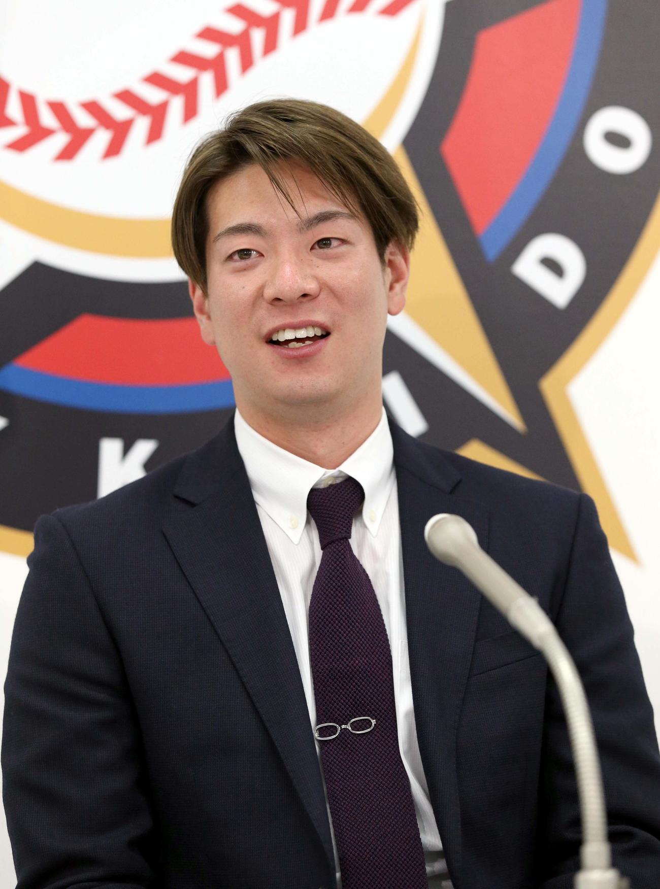 契約更改を終え、会見する日本ハム松本（撮影・佐藤翔太）