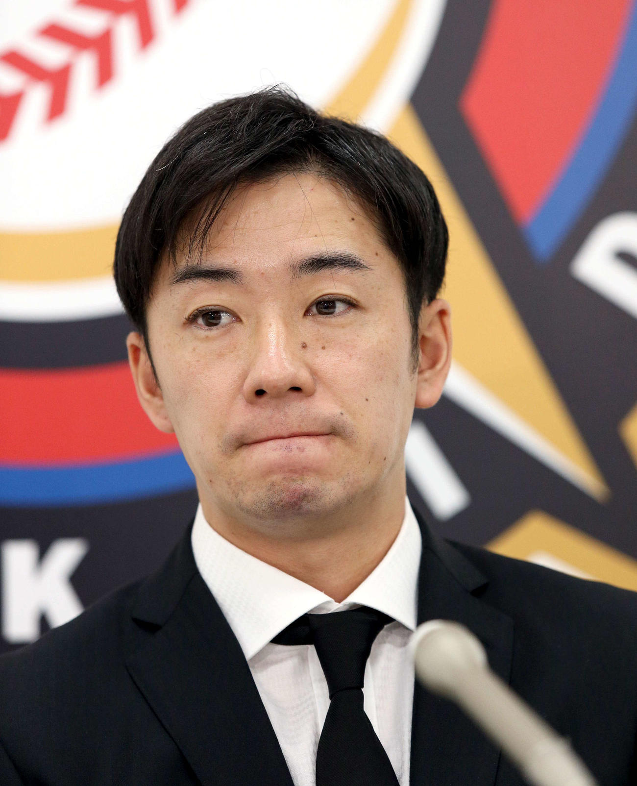 契約更改を終え、会見する日本ハム斎藤（撮影・佐藤翔太）
