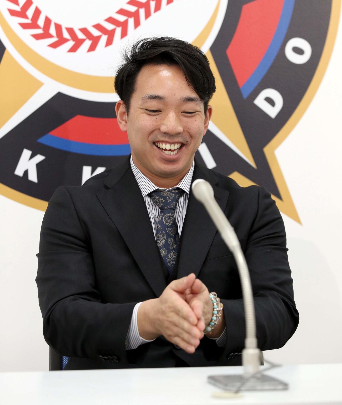 契約更改を終え、会見で水回りの話をする日本ハム宇佐見（撮影・佐藤翔太）