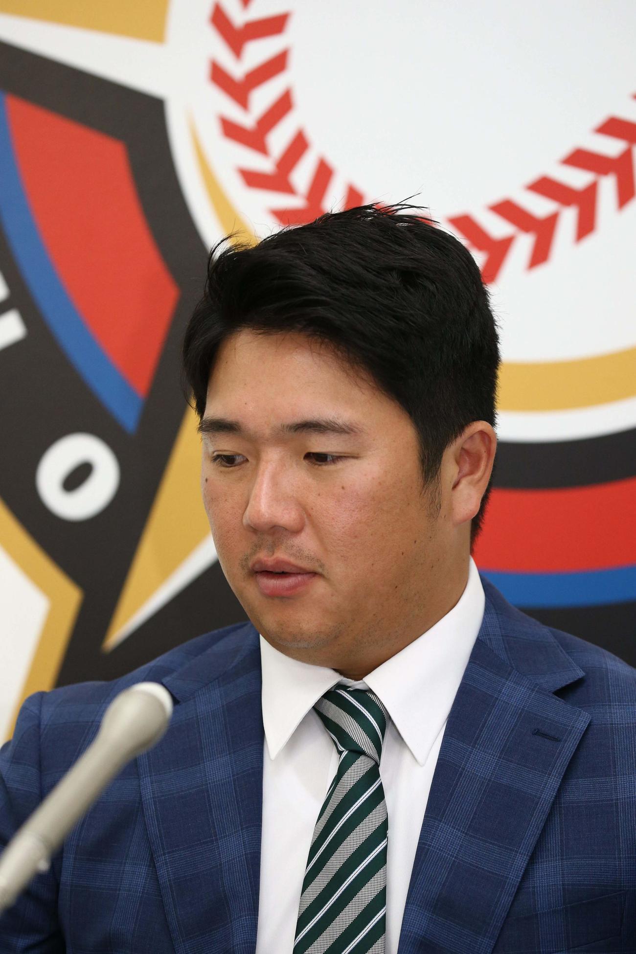 契約更改を終え、会見する日本ハム横尾（代表撮影）