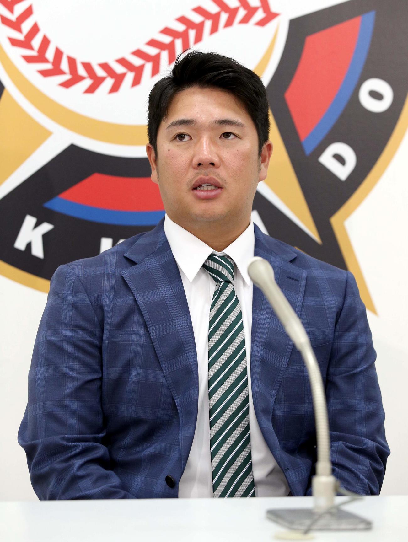 契約更改を終え、会見する日本ハム横尾（撮影・佐藤翔太）