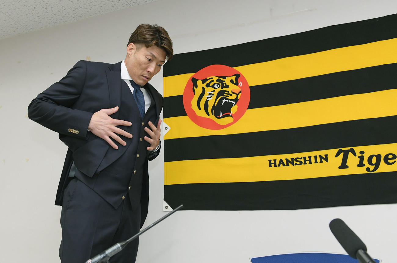 大幅減俸で契約更改し、会見に臨む糸井（代表撮影）
