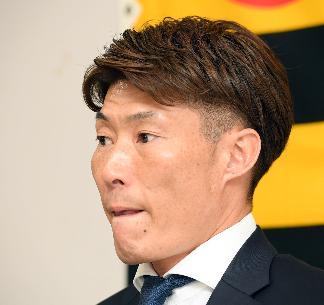 大幅減俸で契約更改し、会見する糸井（代表撮影）