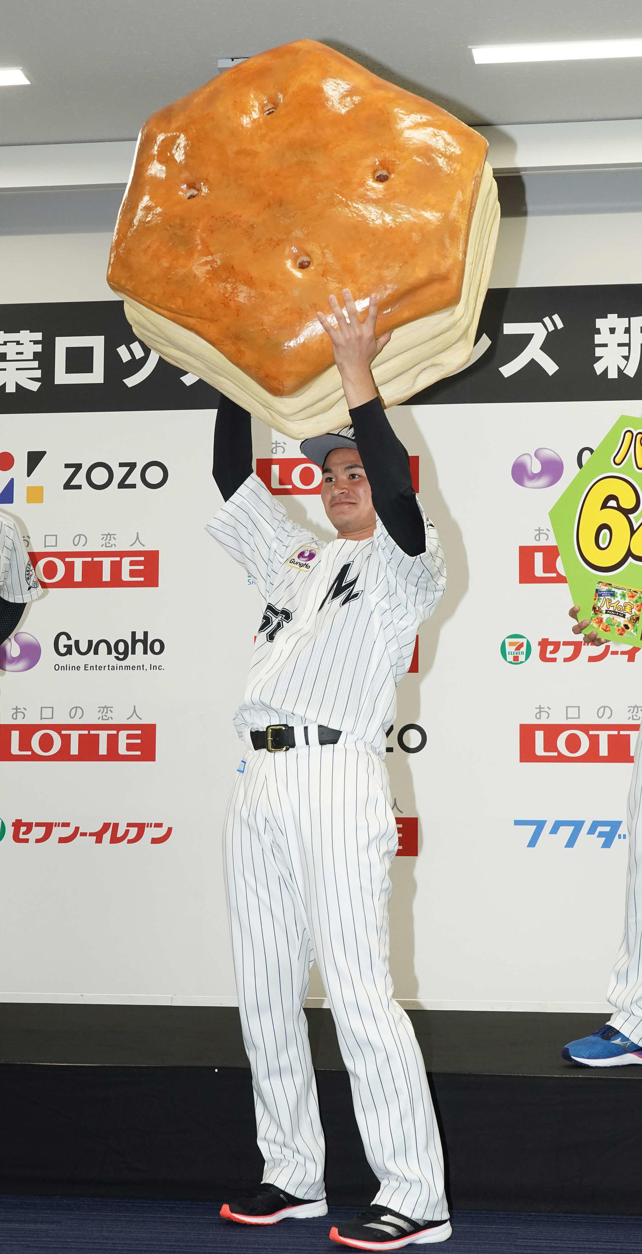 新入団選手発表会で大きなパイの実を掲げるドラフト2位の中森（撮影・鈴木みどり）
