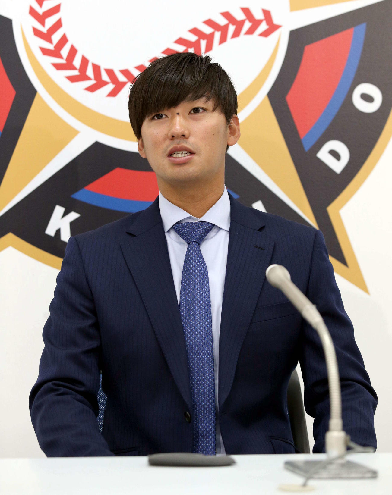 契約更改を終え、会見する日本ハム石川亮（代表撮影）