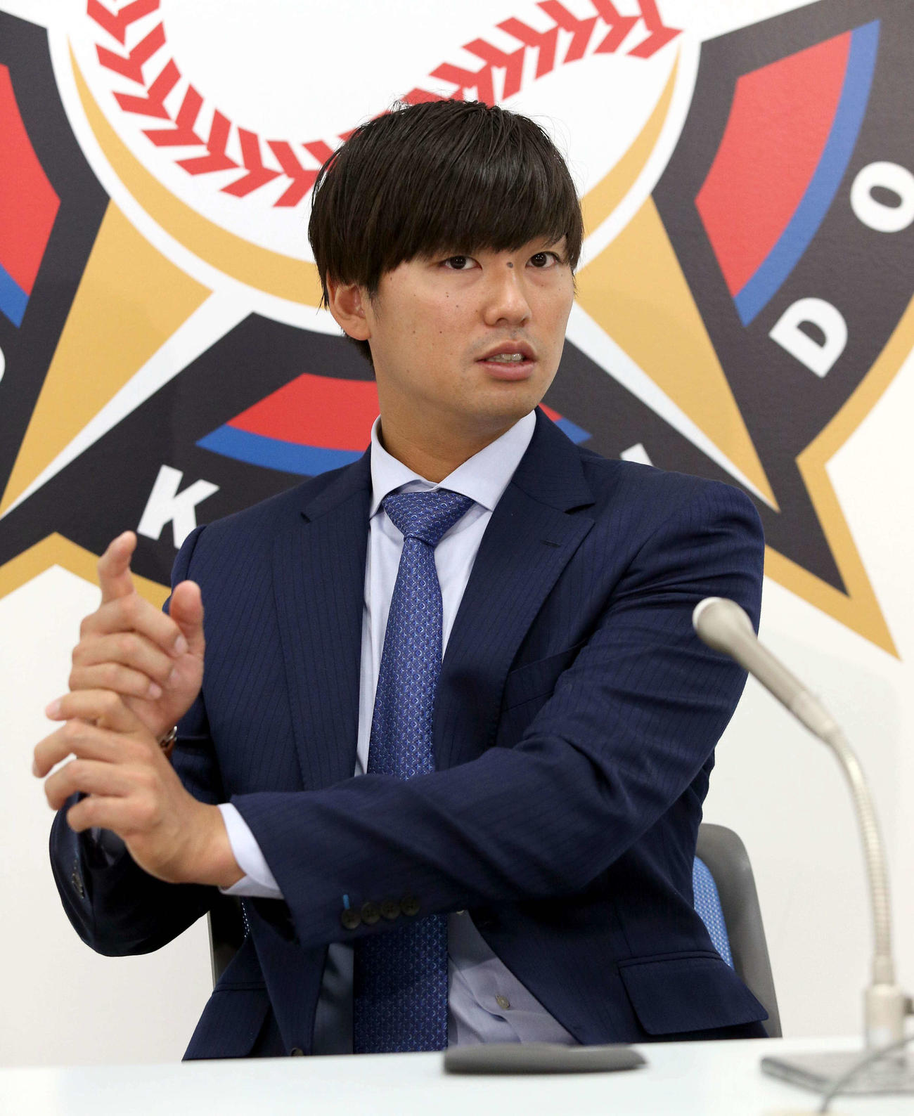 契約更改を終え、会見する日本ハム石川亮（撮影・佐藤翔太）