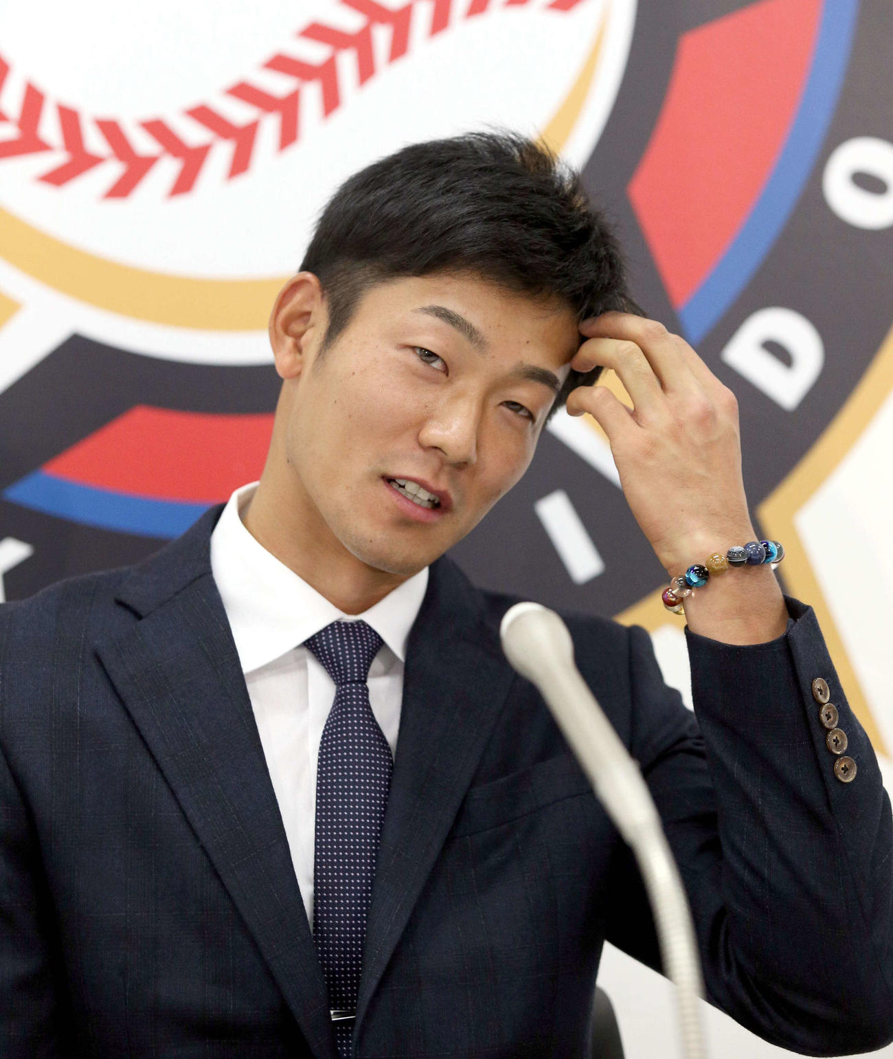 契約更改を終え、会見する日本ハム石井（撮影・佐藤翔太）