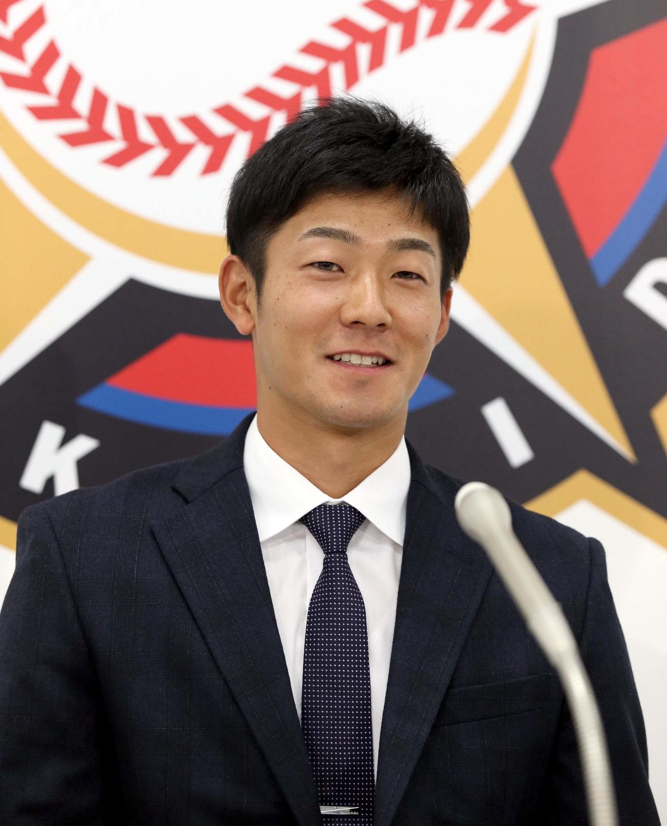 契約更改を終え、会見する日本ハム石井（撮影・佐藤翔太）