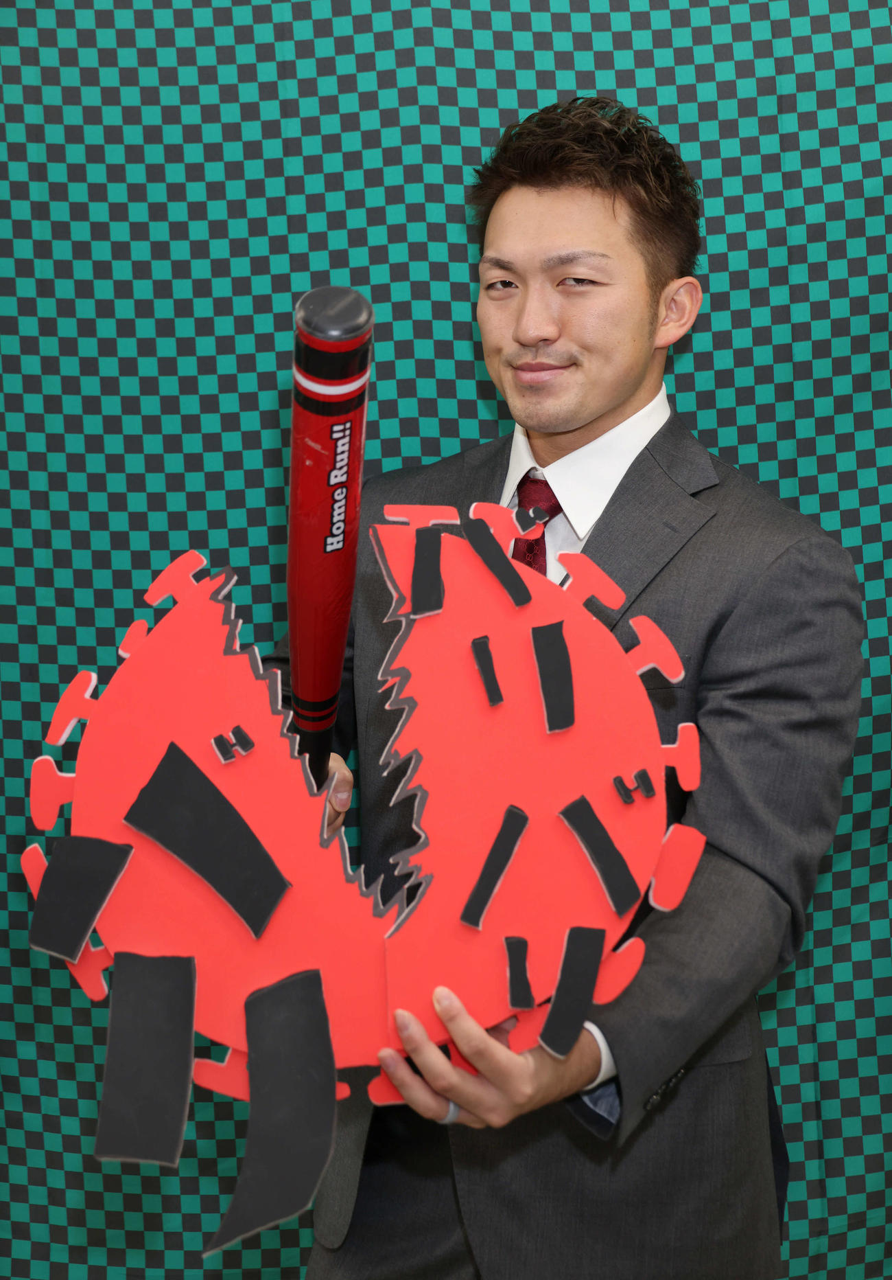 契約更改した鈴木誠。来季キャッチフレーズの「バリバリバリ！」のように新型コロナもバットで打ち破る！？（撮影・加藤孝規）