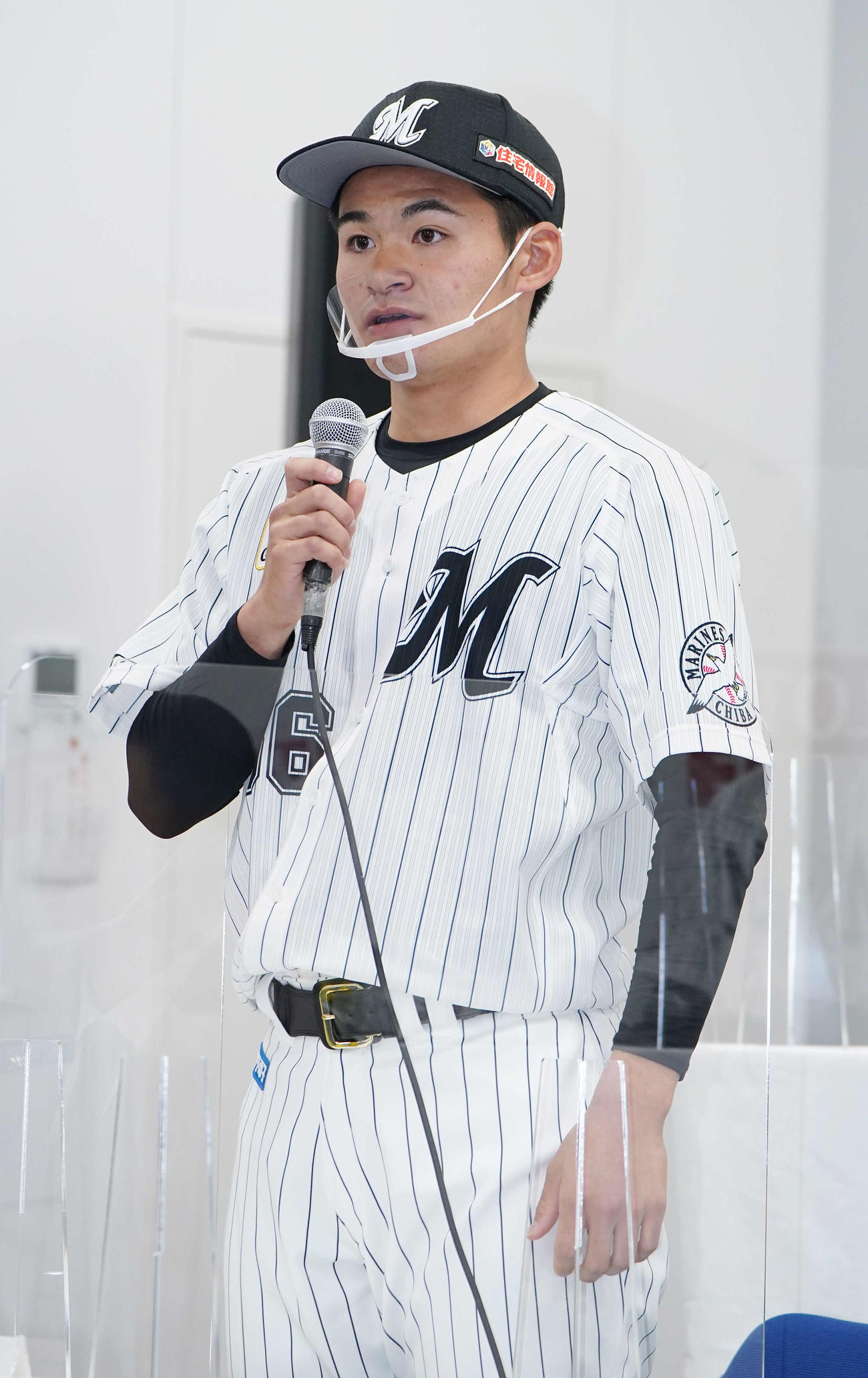 新入団選手発表会で自己紹介するロッテドラフト2位の中森（撮影・鈴木みどり）