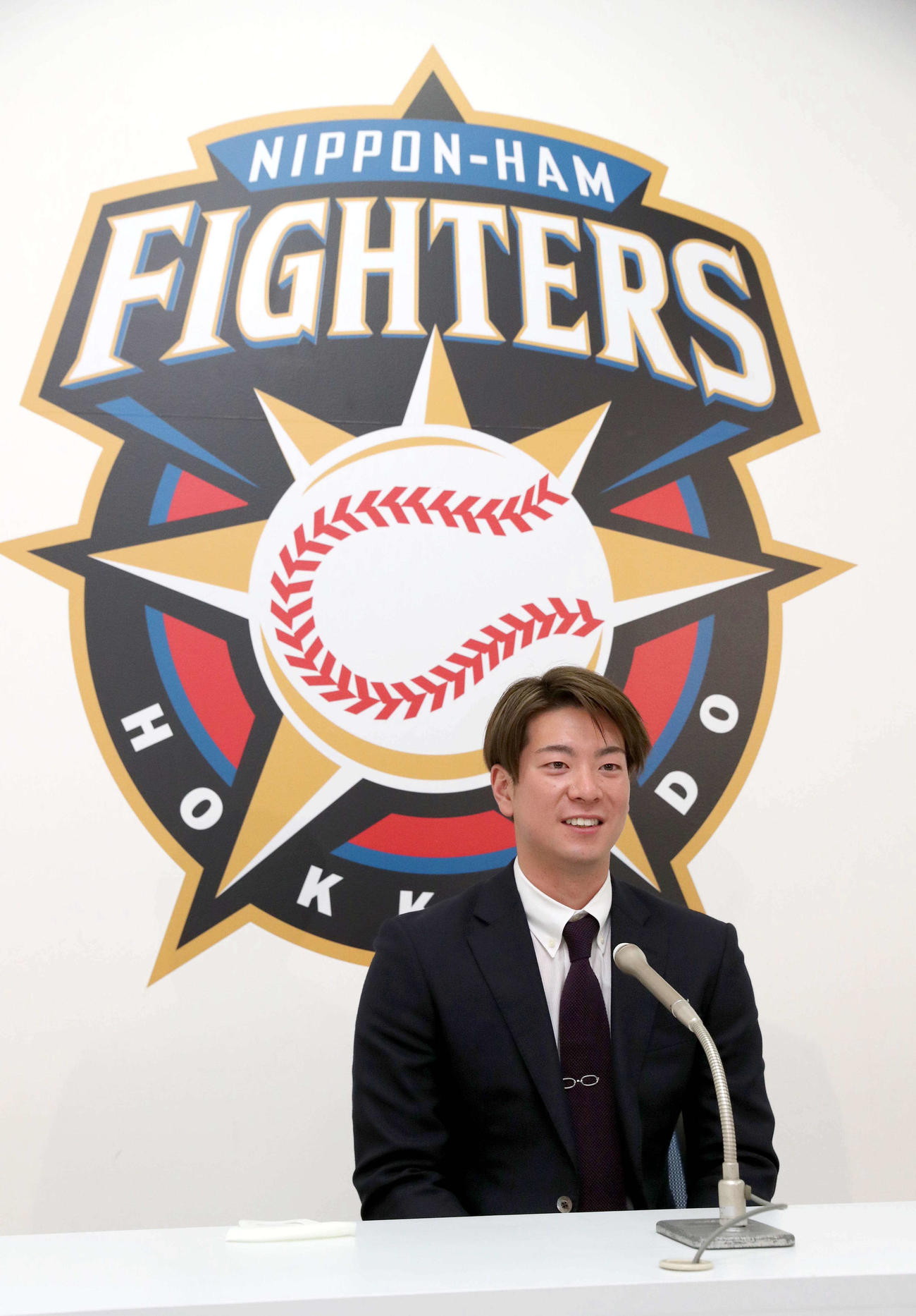 契約更改を終え、会見する日本ハム松本（撮影・佐藤翔太）