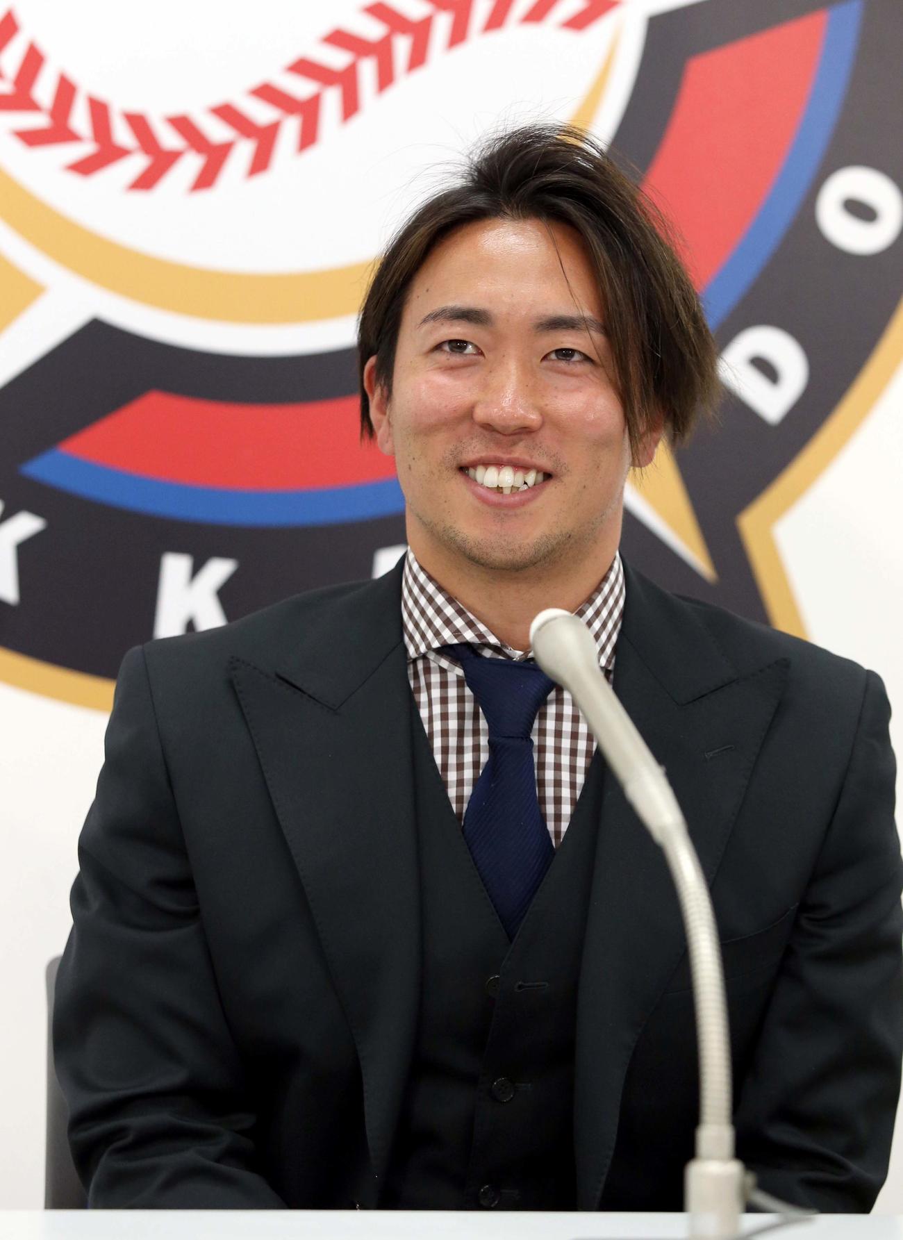 契約更改を終え、会見する日本ハム井口（撮影・佐藤翔太）