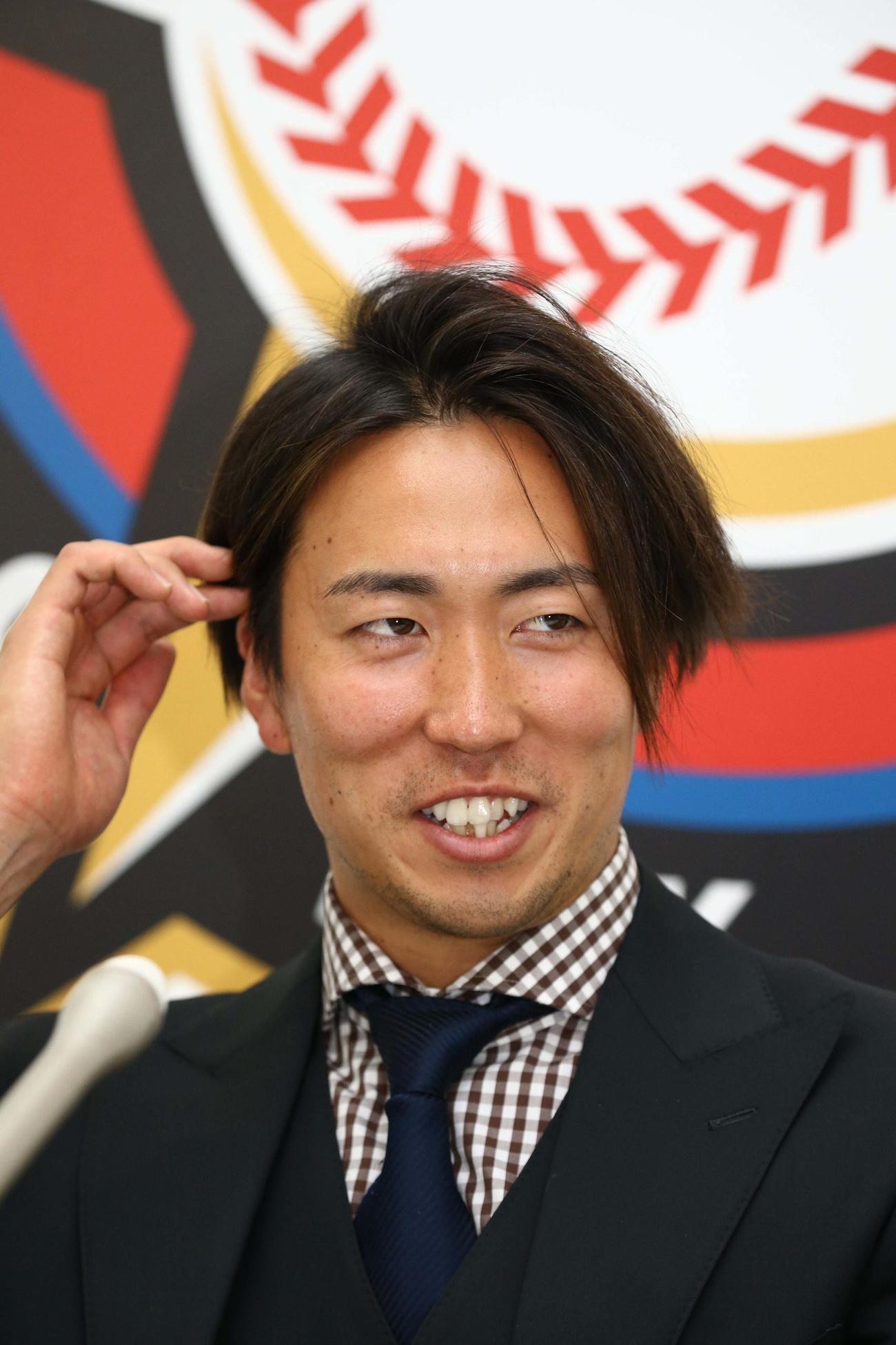 契約更改を終え、会見する日本ハム井口（代表撮影）