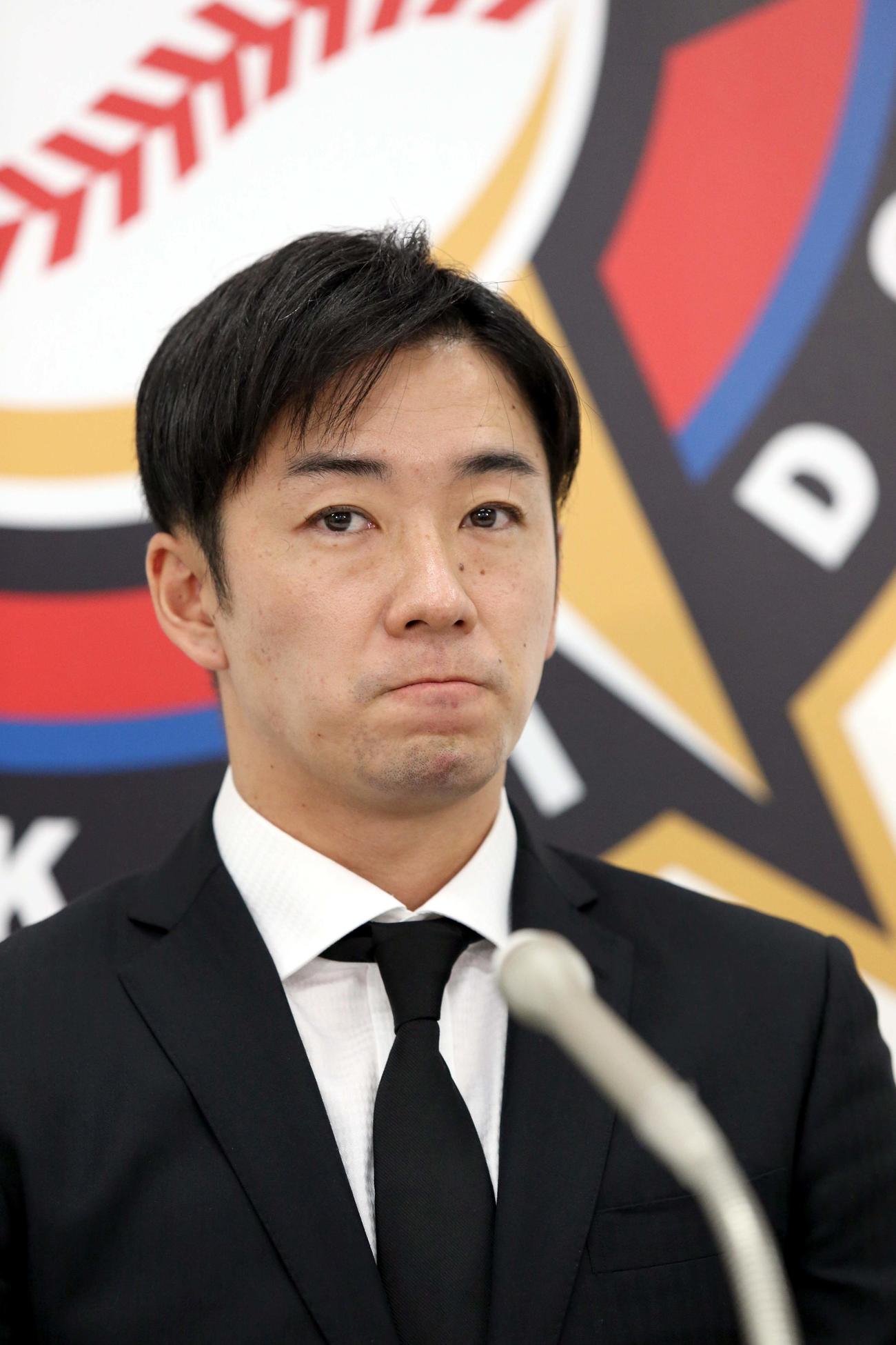契約更改を終え、会見する日本ハム斎藤（撮影・佐藤翔太）