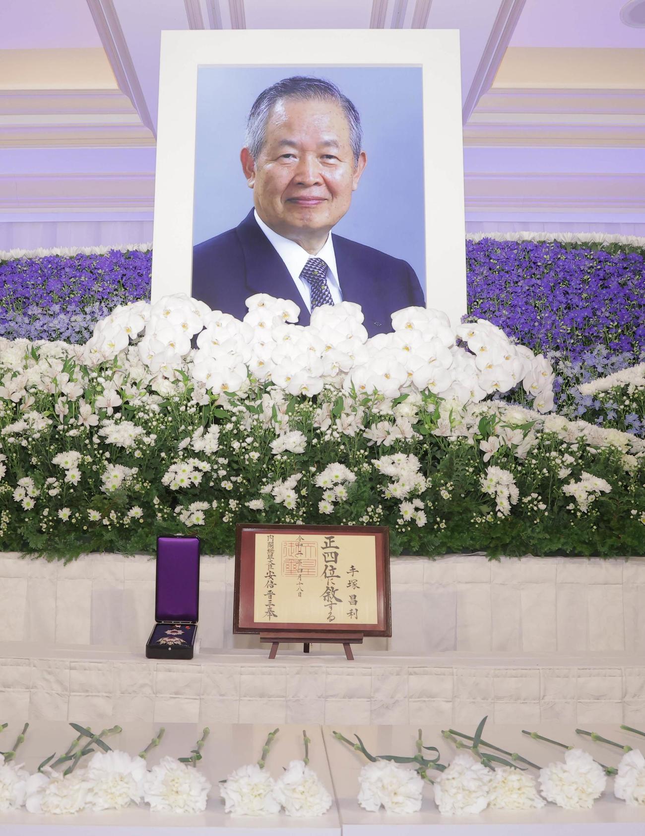 阪神元オーナー手塚昌利氏お別れの会の祭壇（代表撮影）