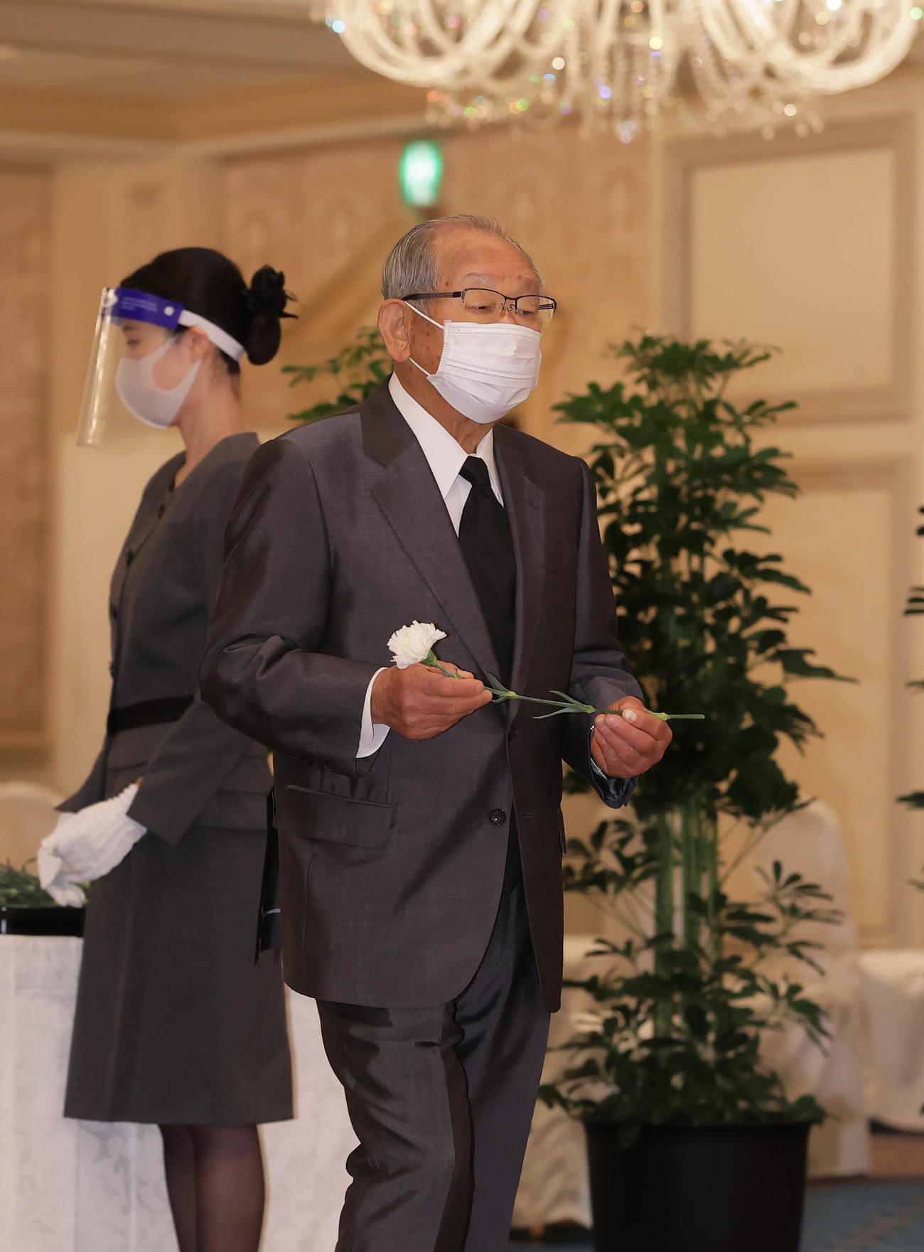 阪神元オーナー手塚昌利氏お別れ会　参列した吉田義男氏（代表撮影）