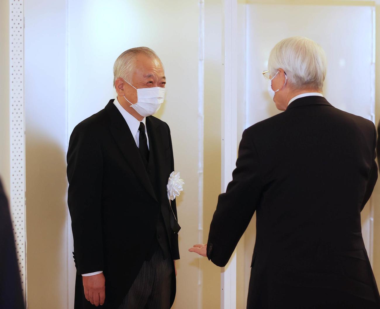 手塚元オーナーお別れ会に参列し、井戸兵庫県知事（右）にあいさつする藤原オーナー（代表撮影）