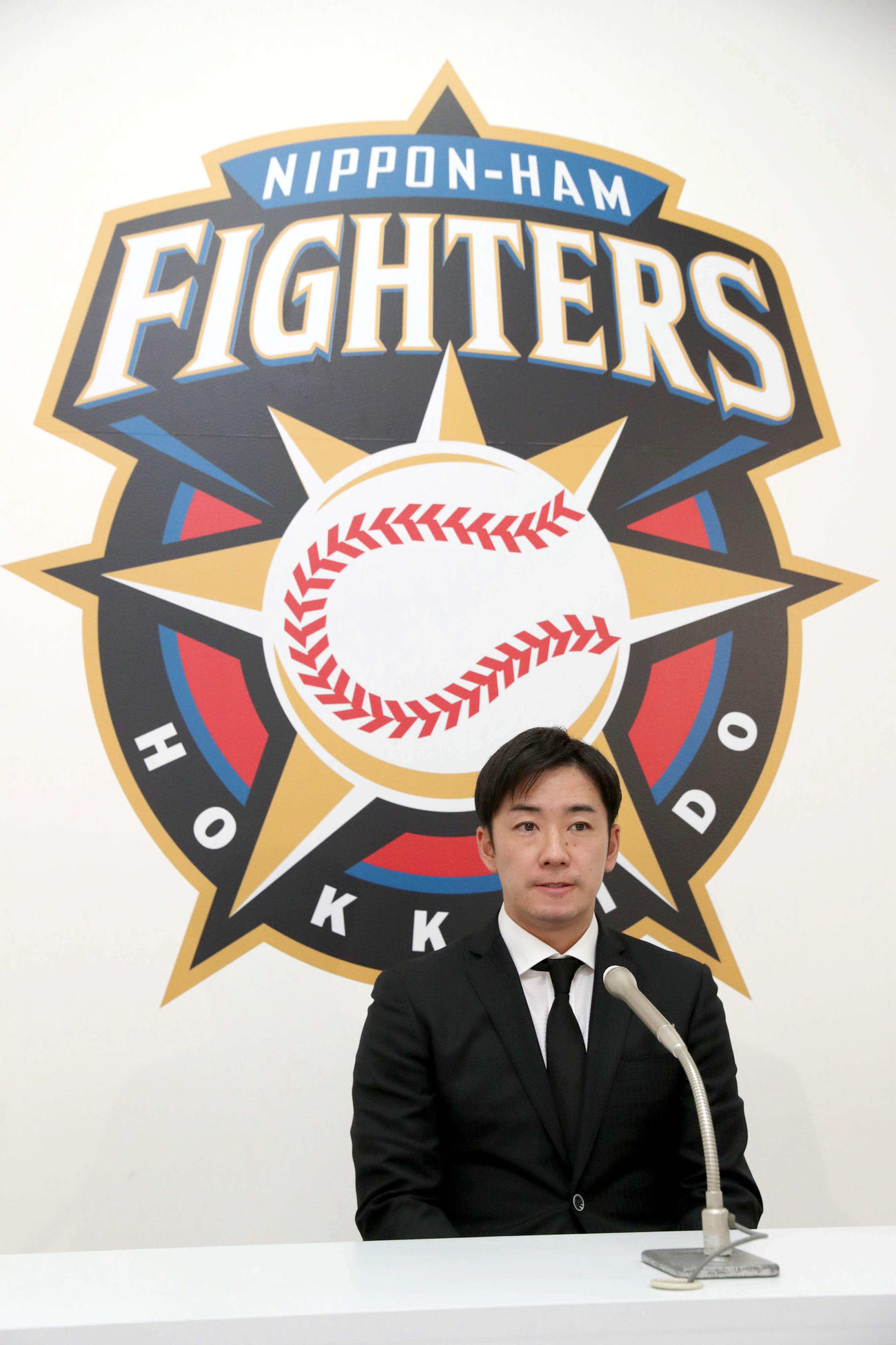 契約更改を終え、会見する日本ハム斎藤（撮影・佐藤翔太）