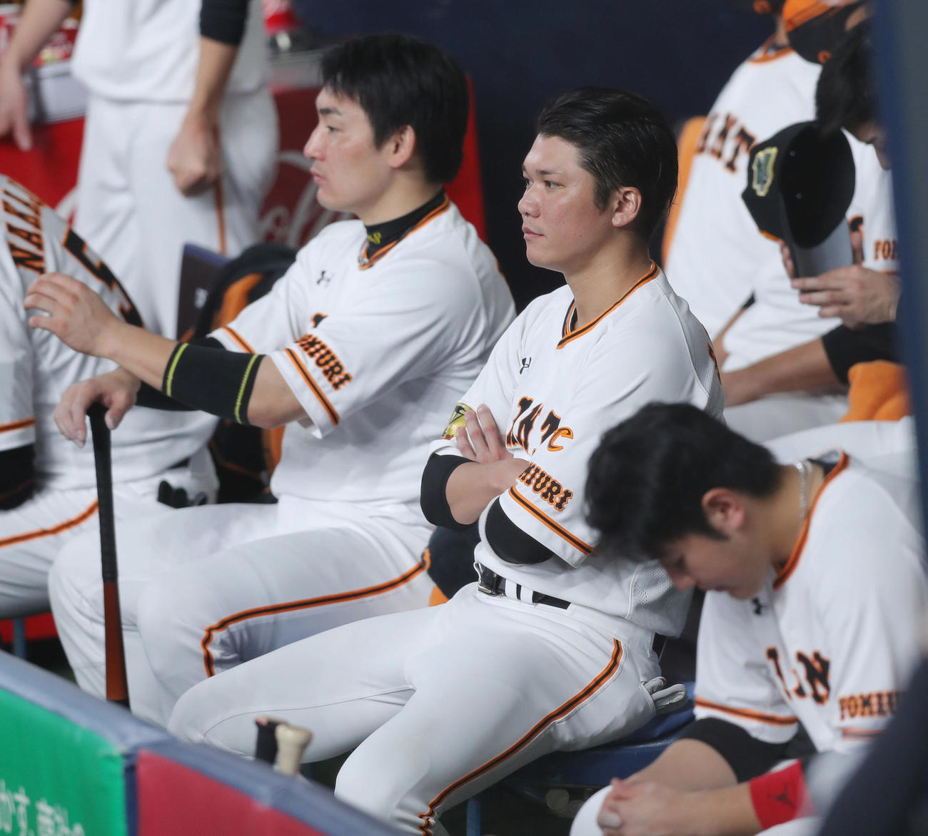 日本シリーズ2020第2戦　ベンチで厳しい表情を見せる坂本勇人（中央）と丸佳浩。右はうつむく岡本和真（2020年11月22日撮影）