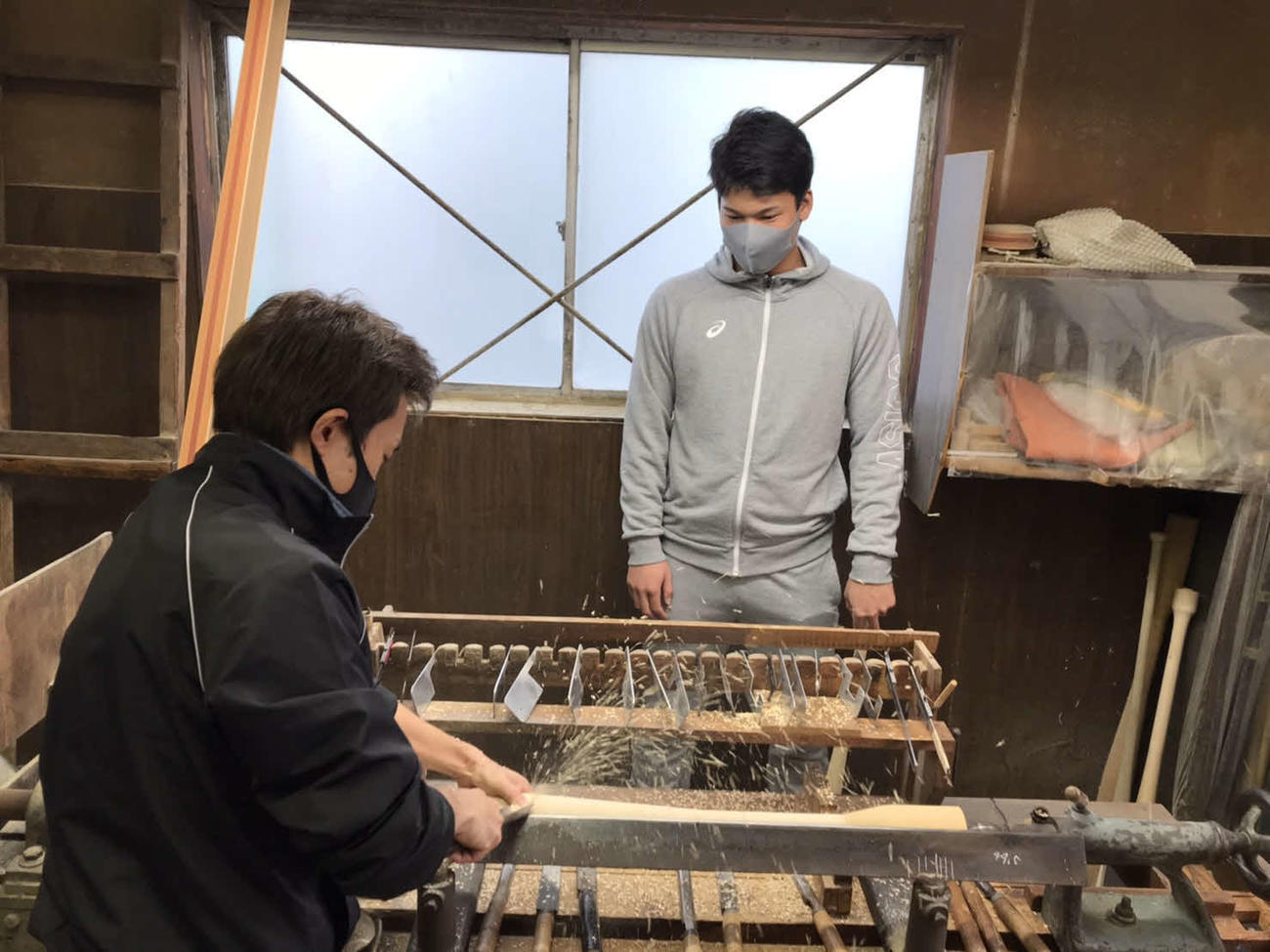 来季用のバット製作を見守る中日石川昂（アシックス提供）
