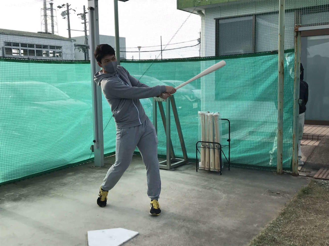 来季用の新バットを試し打ちする中日石川昂（アシックス提供）