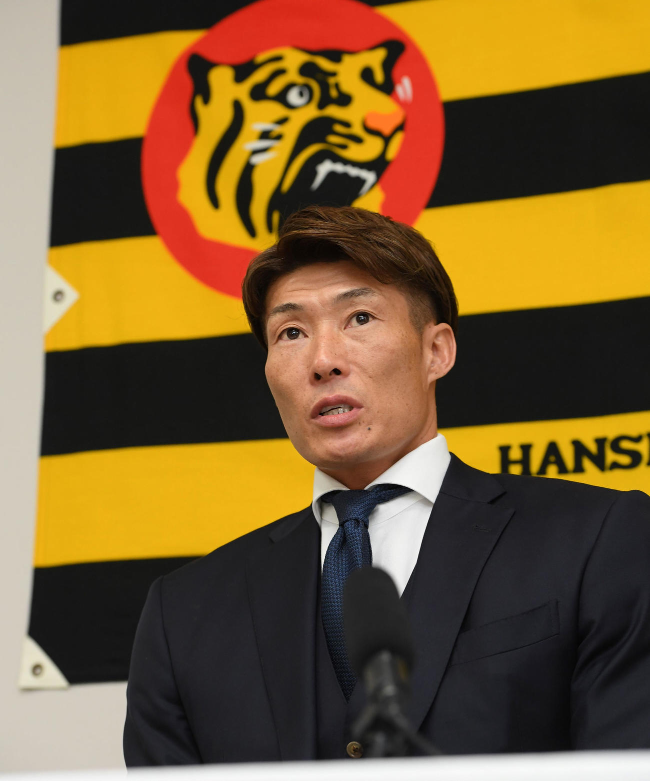 大幅減俸で契約更改し、会見する糸井（代表撮影）