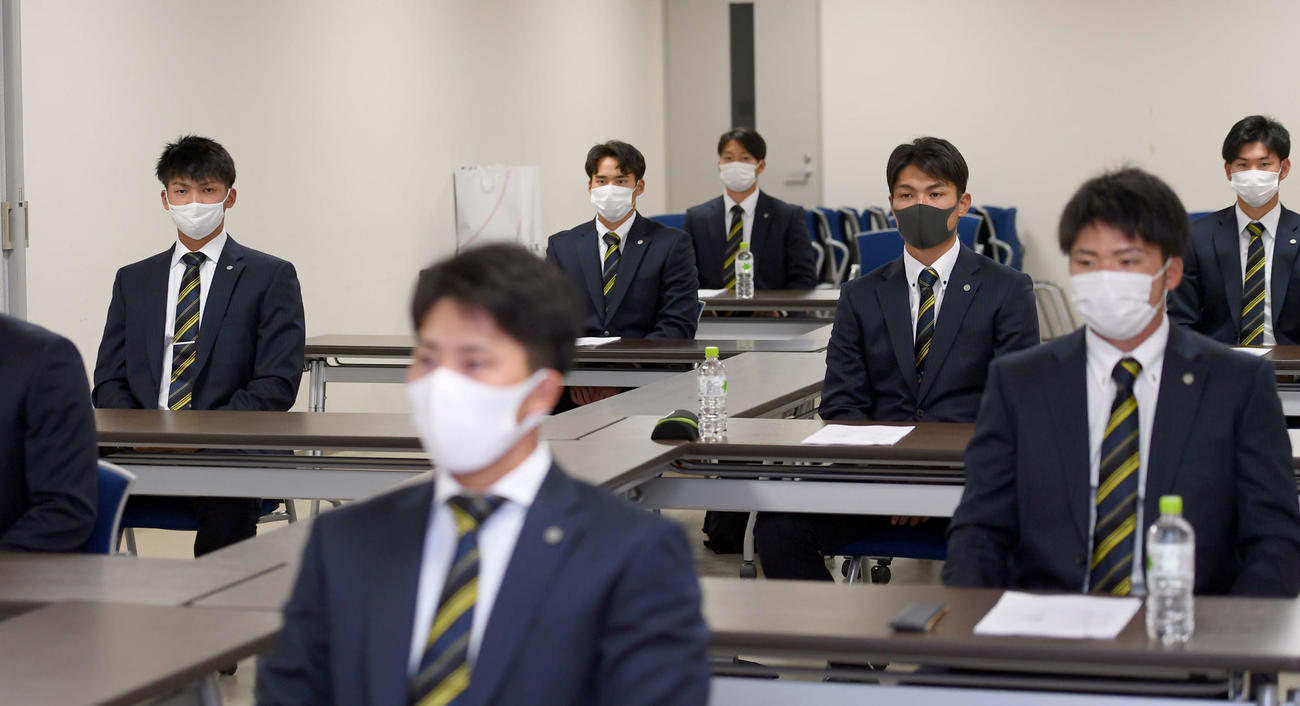 新人選手研修会に臨む西純（中央右）、井上（左）ら（代表撮影）