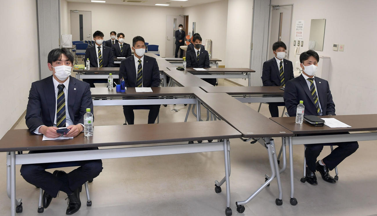 新人選手研修会に臨む小川（手前左）ら（代表撮影）