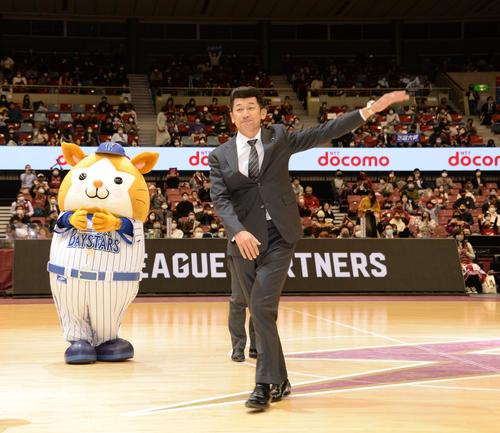 dena三浦新監督がバスケbリーグ1日応援番長 プロ野球写真ニュース 日刊スポーツ