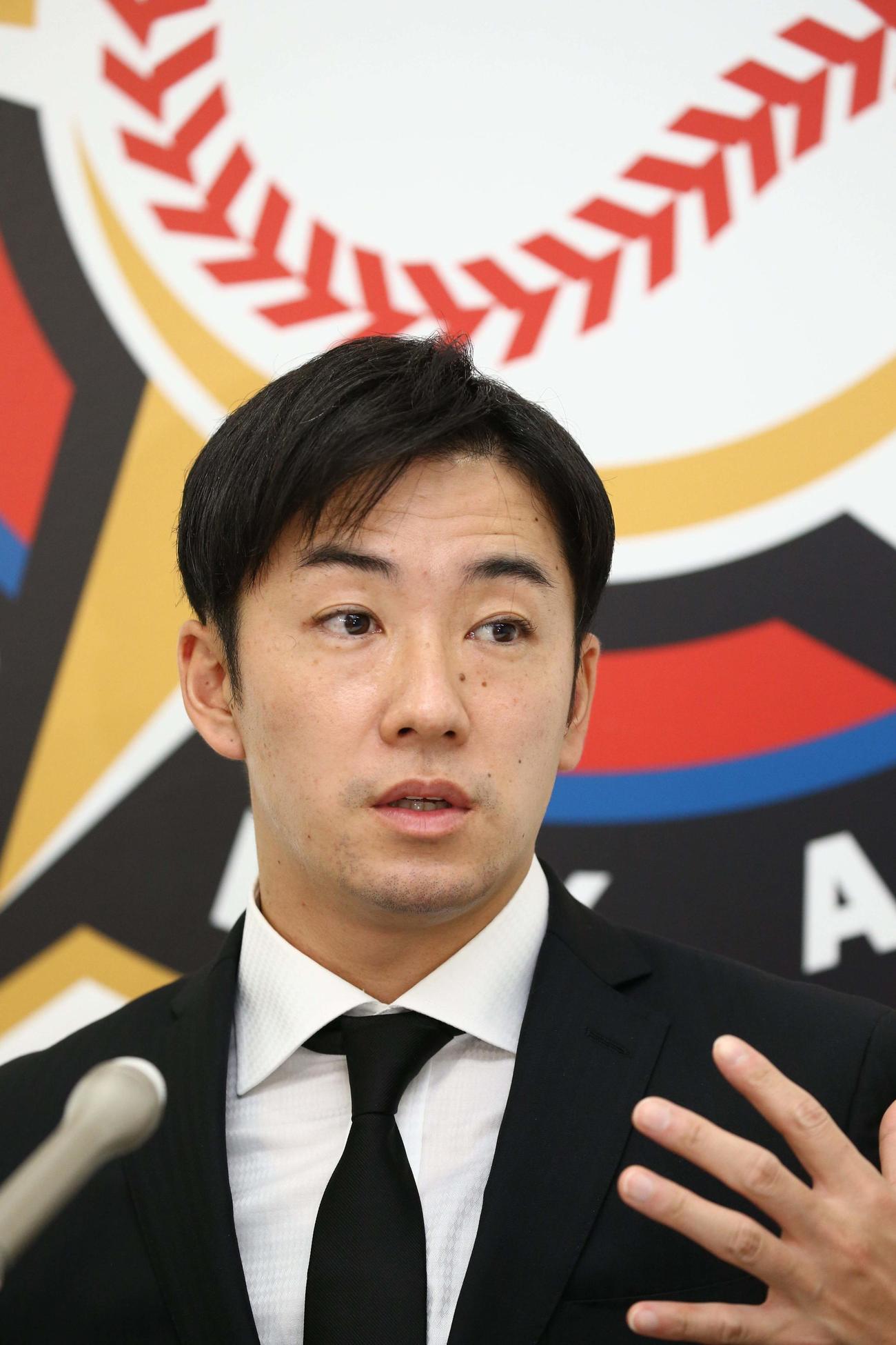 契約更改を終え、会見する日本ハム斎藤（代表撮影）