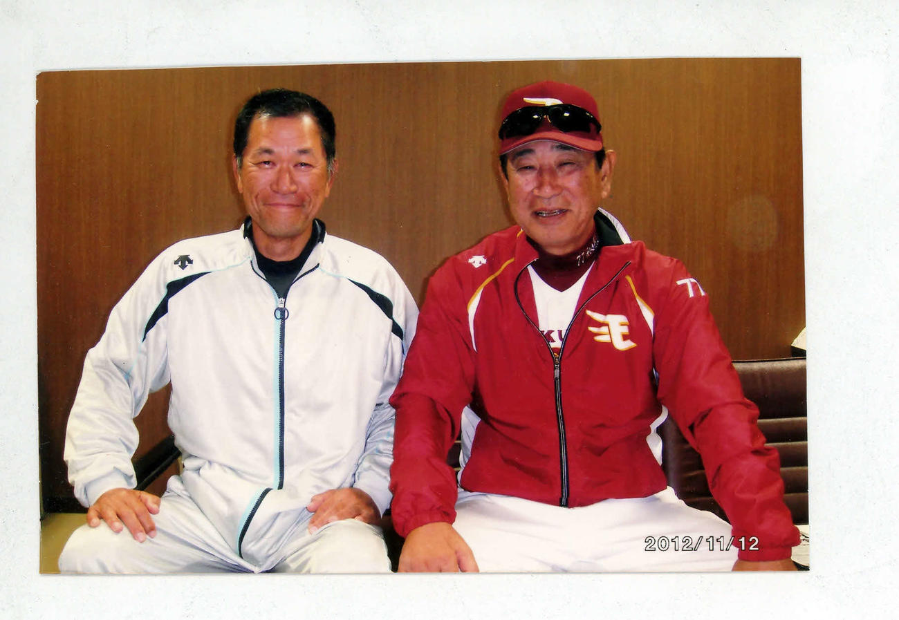 楽天の倉敷キャンプで笑顔を見せる星野監督（右）と長谷川氏（長谷川氏提供）