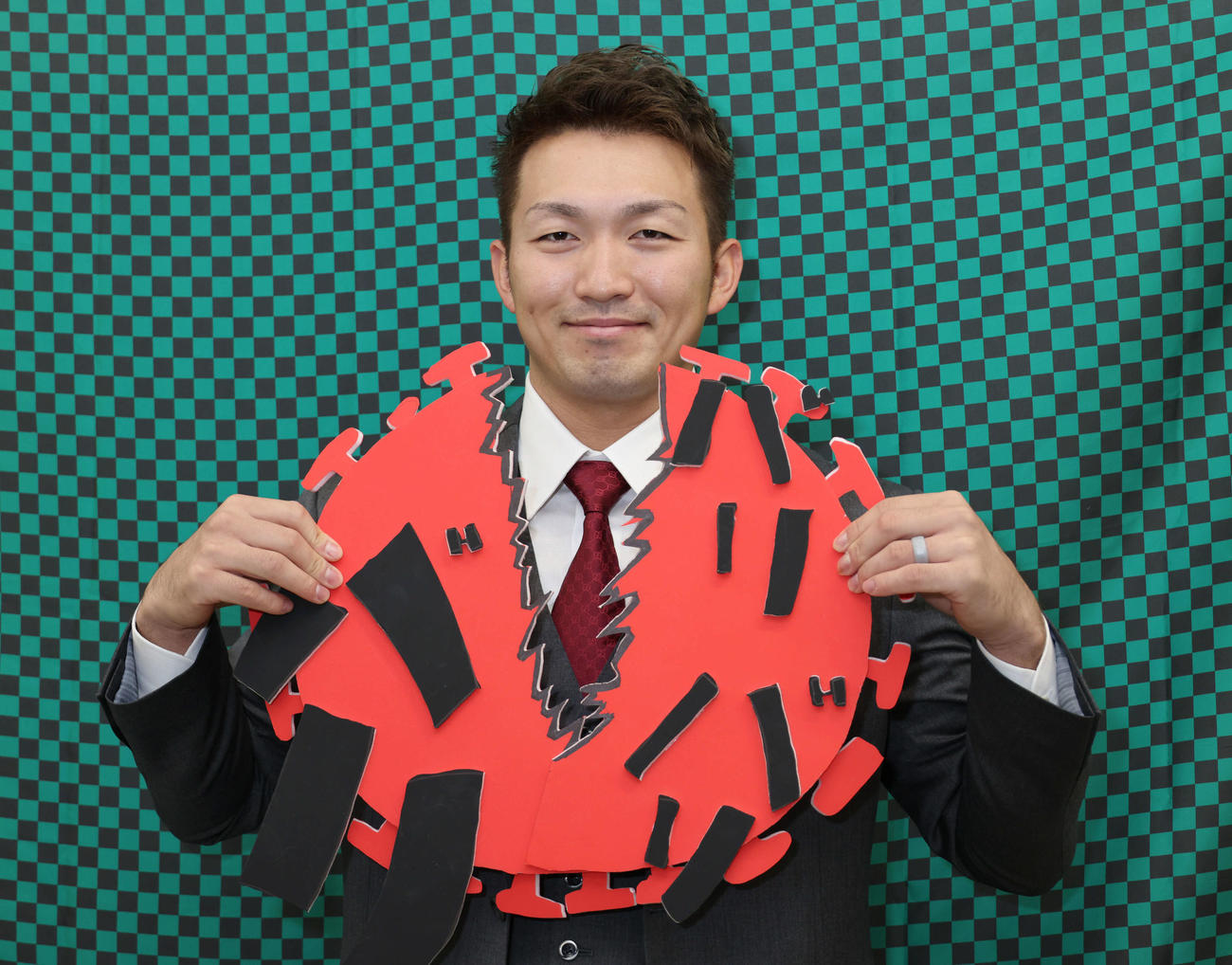 契約更改した広島鈴木誠。来季キャッチフレーズの「バリバリバリ！」のように新型コロナもバットで打ち破る！？（撮影・加藤孝規）