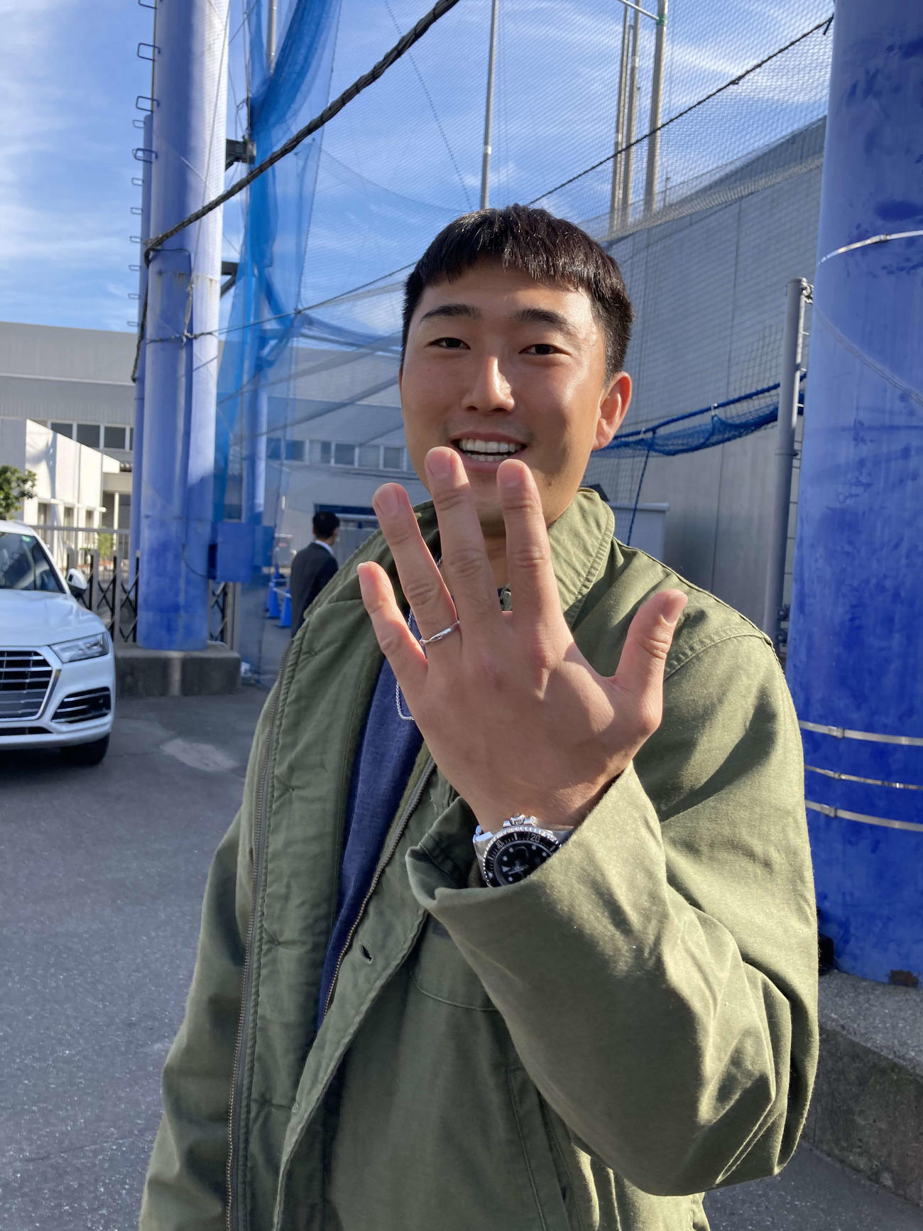 結婚指輪を見せて報告する中日藤嶋