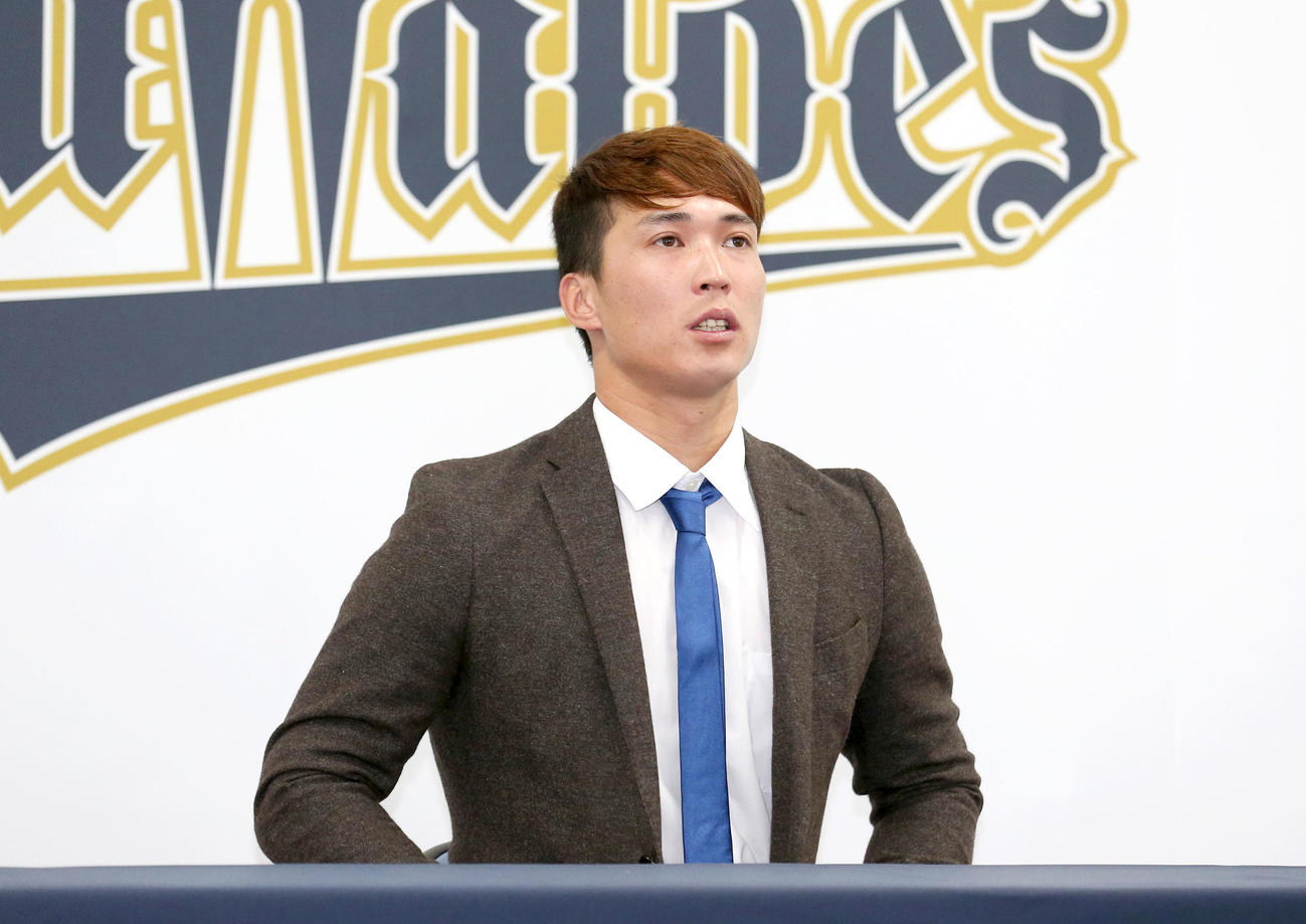 ダウンで契約更改し、会見する後藤駿太（撮影・上山淳一）