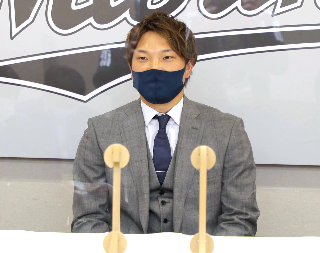 アップで契約を更改し、会見するロッテ岩下大輝（代表撮影）