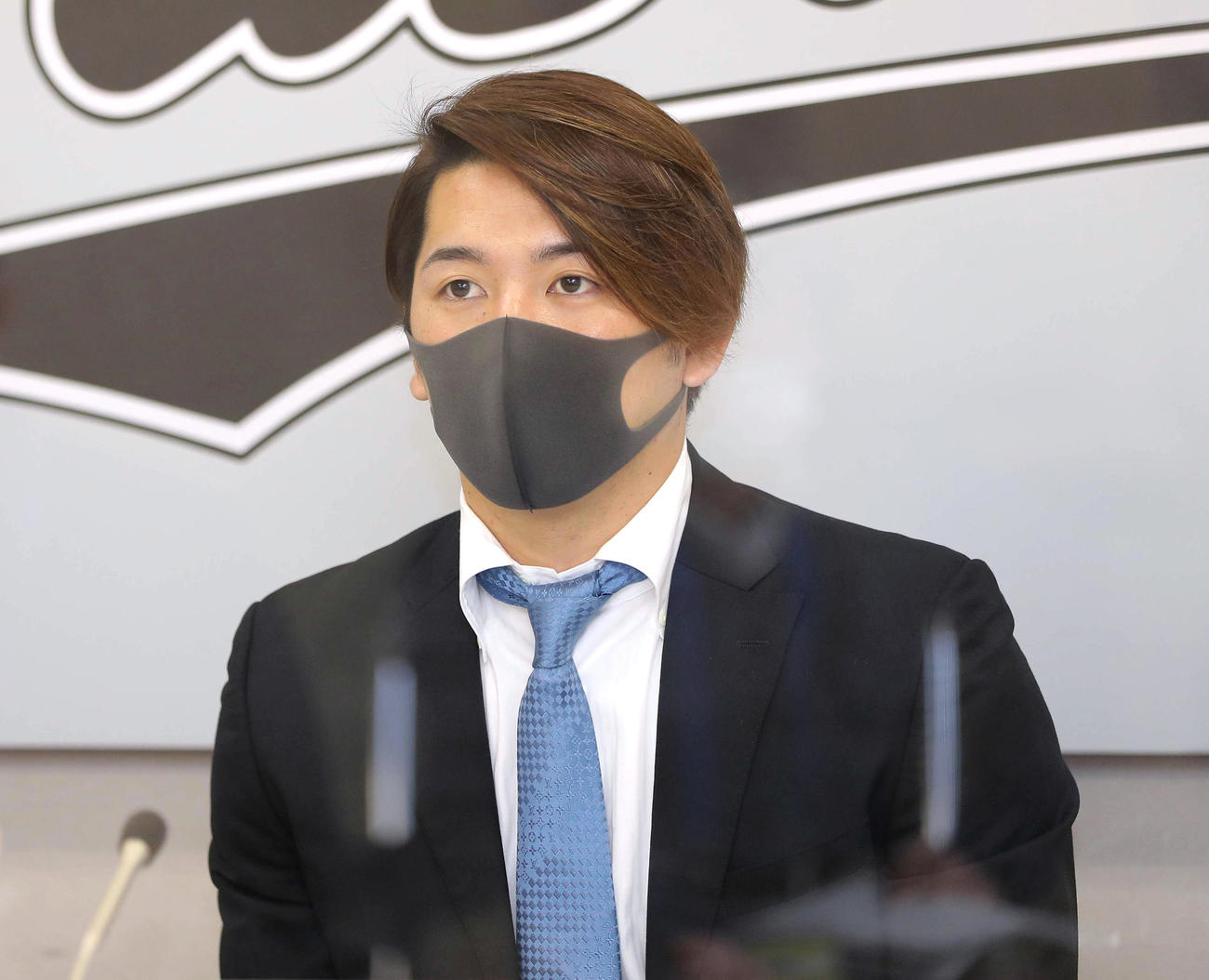 アップで契約を更改し、会見するロッテ小野郁（代表撮影）