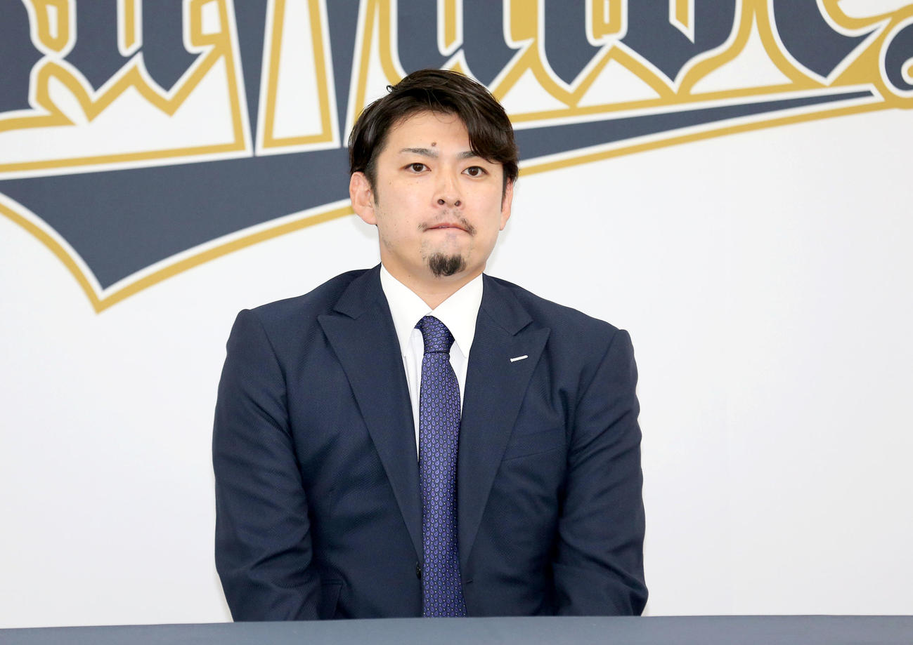 ダウンで契約更改し、会見する海田智行（撮影・上山淳一）