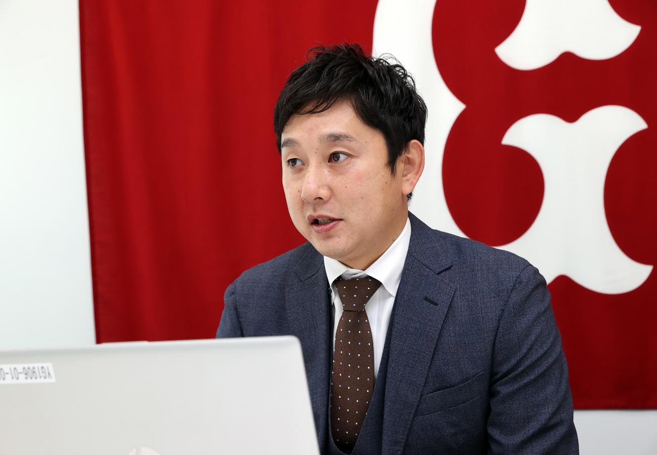 契約更改を終え、取材に応じる巨人野上（球団提供）