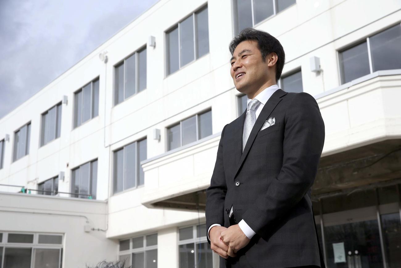 田中学園立命館慶祥小学校の起工式を終え囲み取材に応じる日本ハムSAも務める田中理事長（撮影・佐藤翔太）