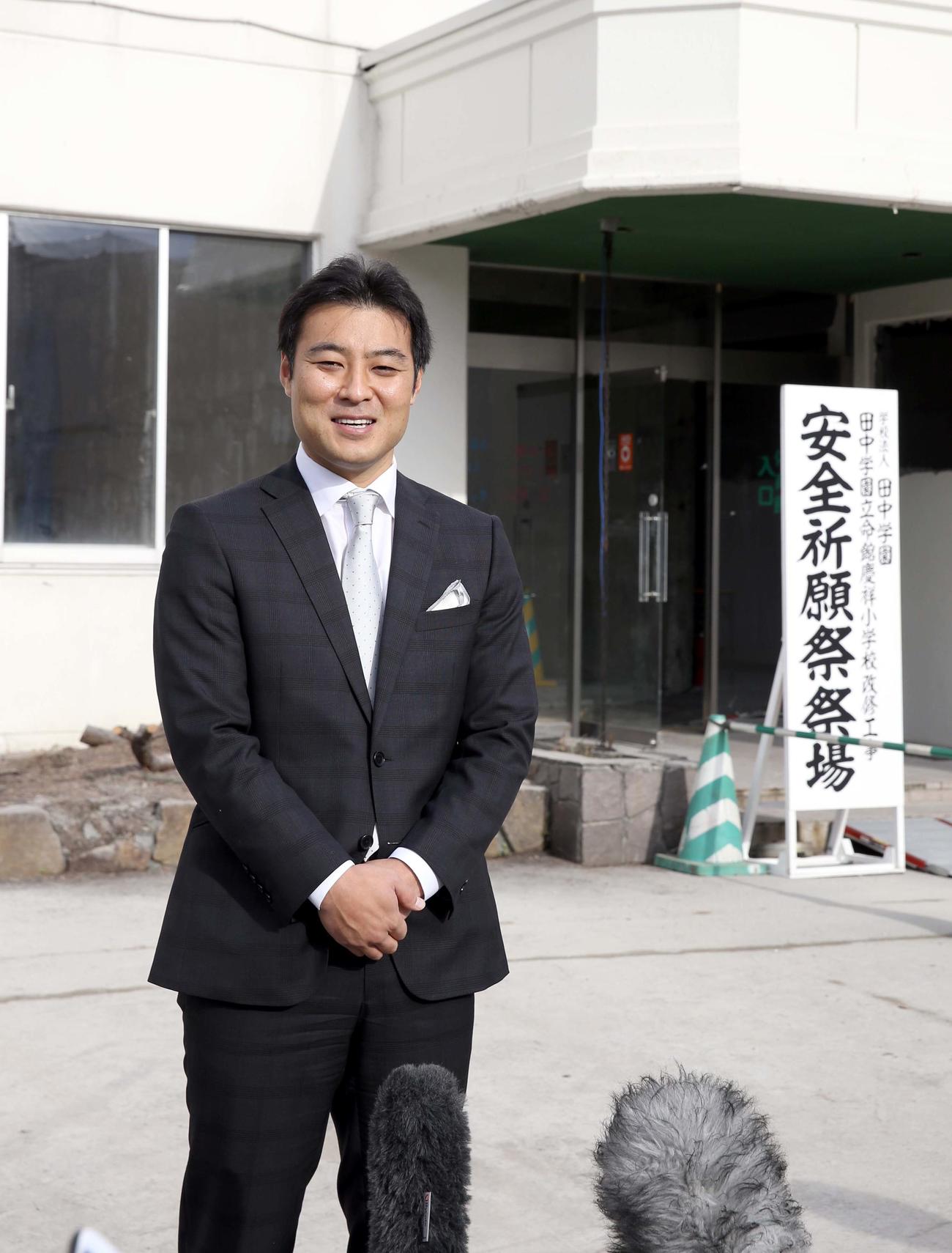 田中学園立命館慶祥小学校の起工式を終え囲み取材に応じる日本ハムSAも務める田中理事長（撮影・佐藤翔太）