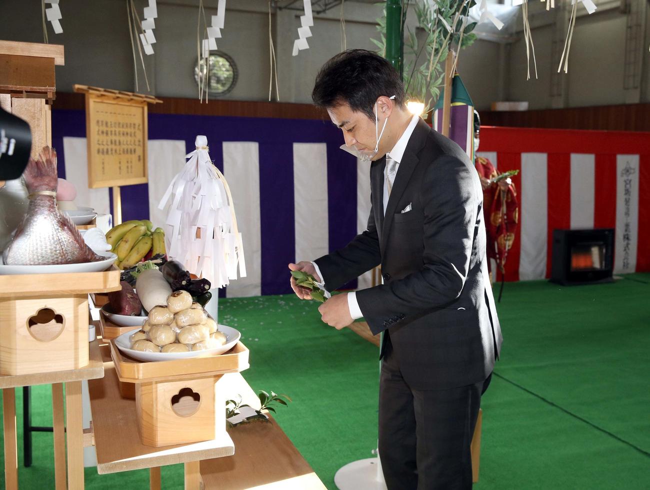 田中学園立命館慶祥小学校の起工式に出席する日本ハムSAも務める田中理事長（撮影・佐藤翔太）