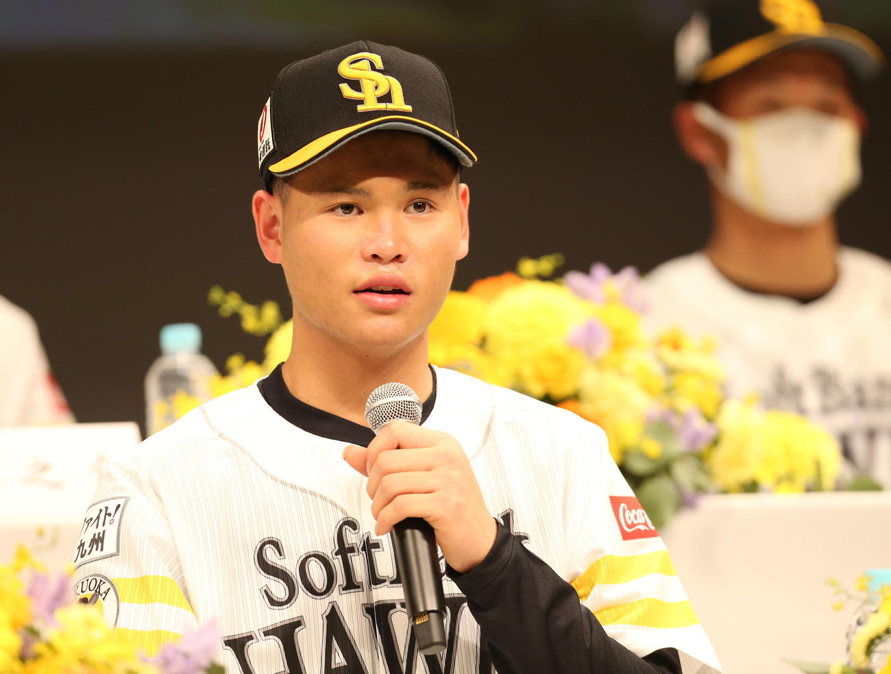 入団会見で報道陣の質問に応える笹川吉康（撮影・梅根麻紀）