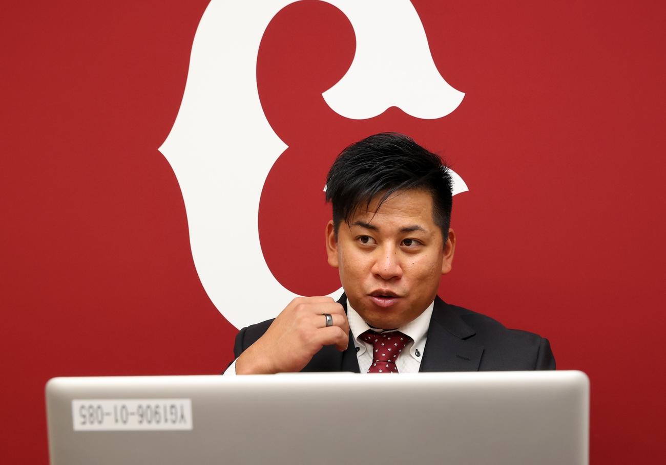 契約更改を終え、取材に応じる巨人戸根（球団提供）