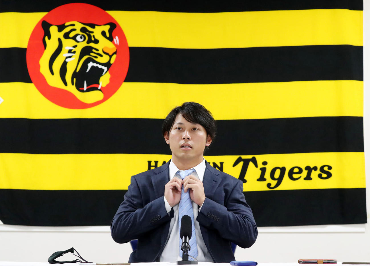 契約更改を終え会見場の椅子に座る高山（撮影・加藤哉）
