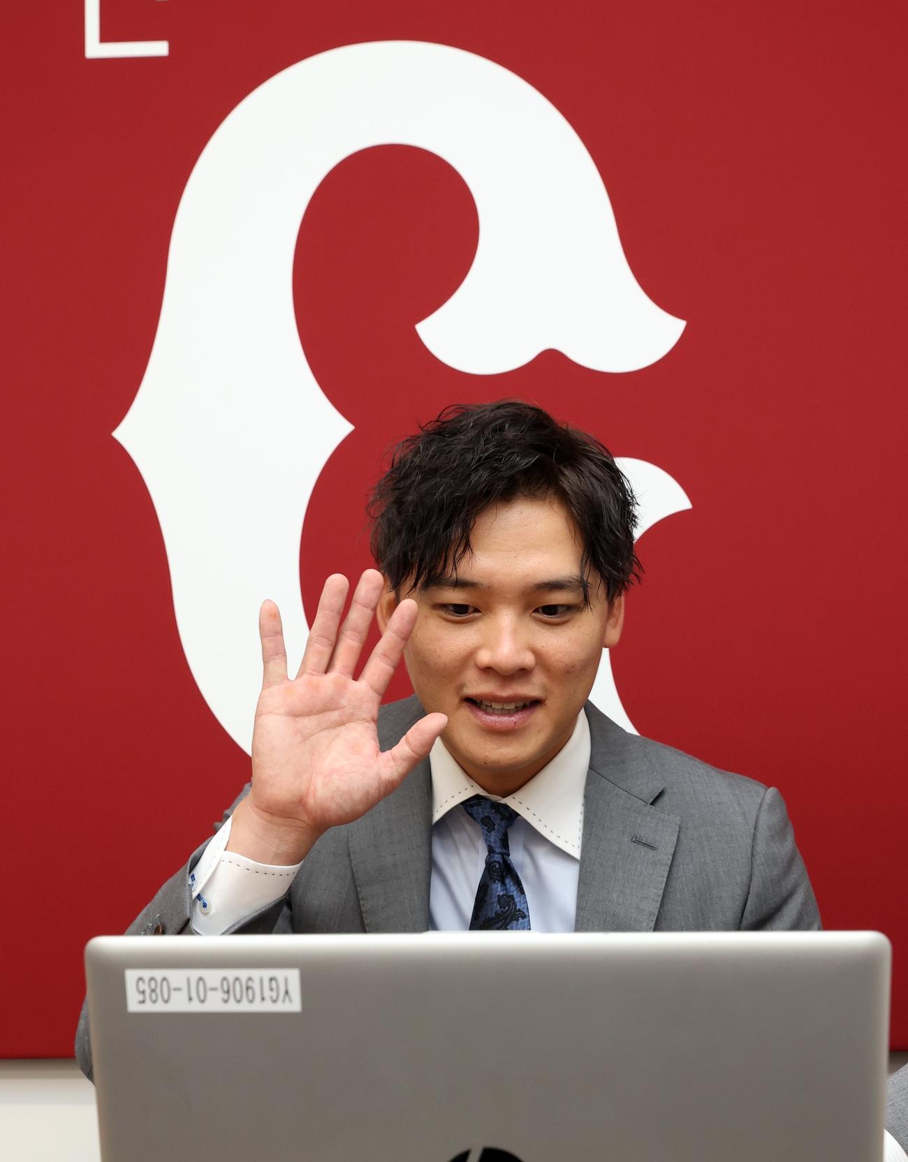 契約更改を終え、取材に応じる巨人石川（球団提供）