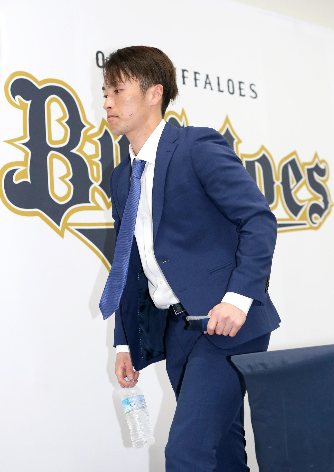 球団提示額を保留した福田は、会見を終え引き揚げる（撮影・上山淳一）
