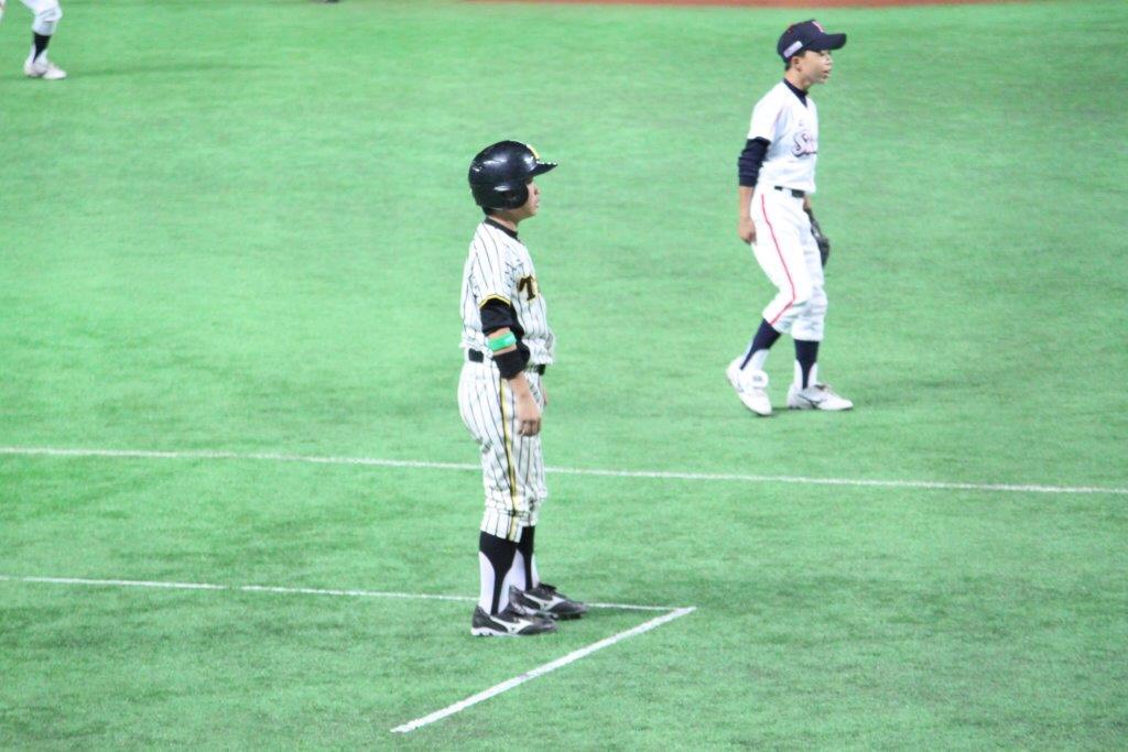 佐藤輝は阪神ジュニアに選ばれたが右肘故障のためプレーできずランナーコーチを務めた（家族提供）