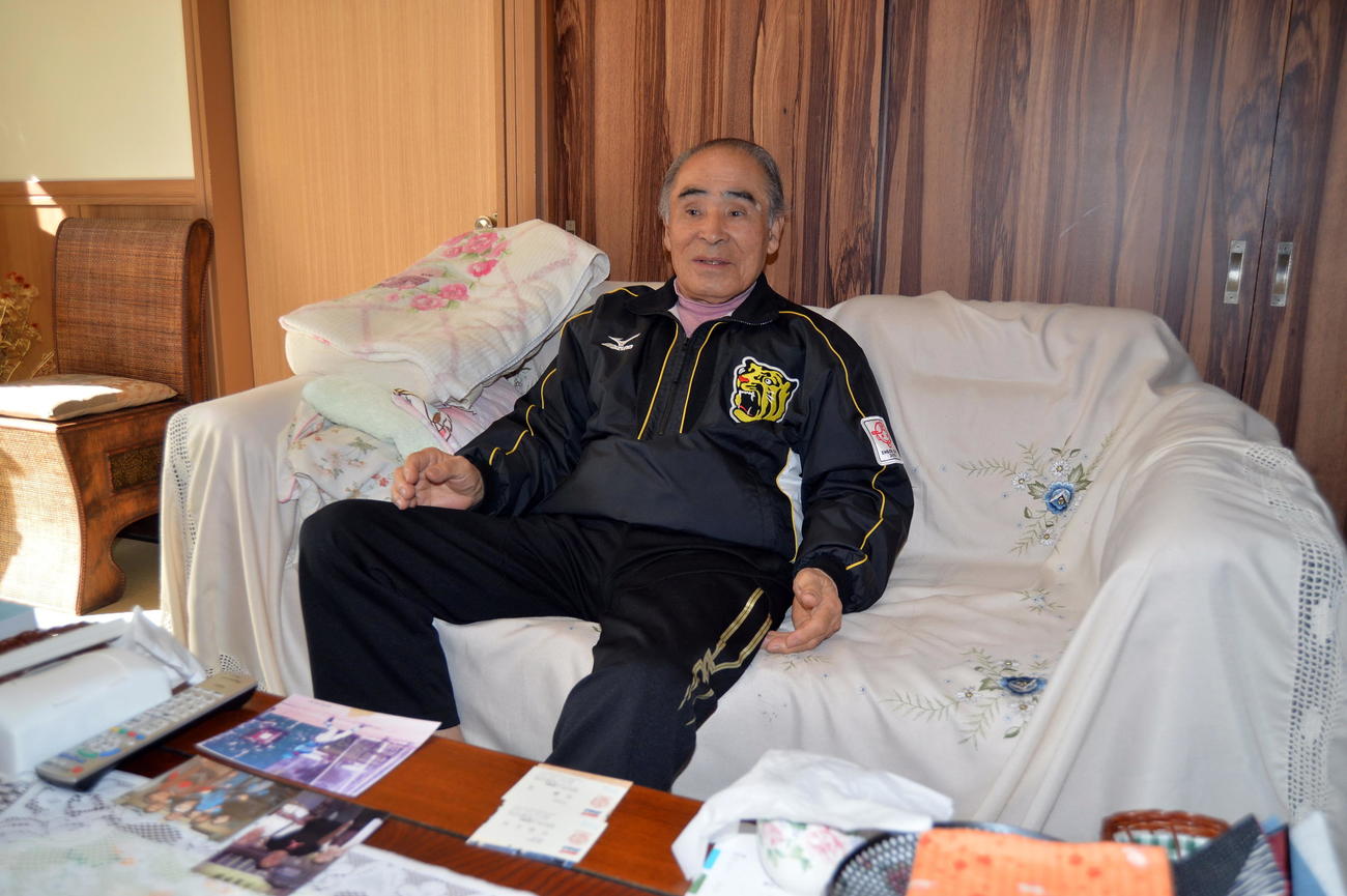 佐藤輝から譲られたタイガースジュニア時代のジャンパーを愛用する祖父の勲さん（佐藤勲さん提供）
