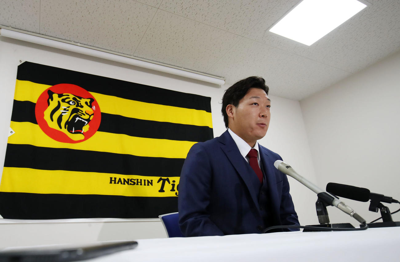 5300万円アップの1億円で契約を更改し会見する大山（撮影・加藤哉）