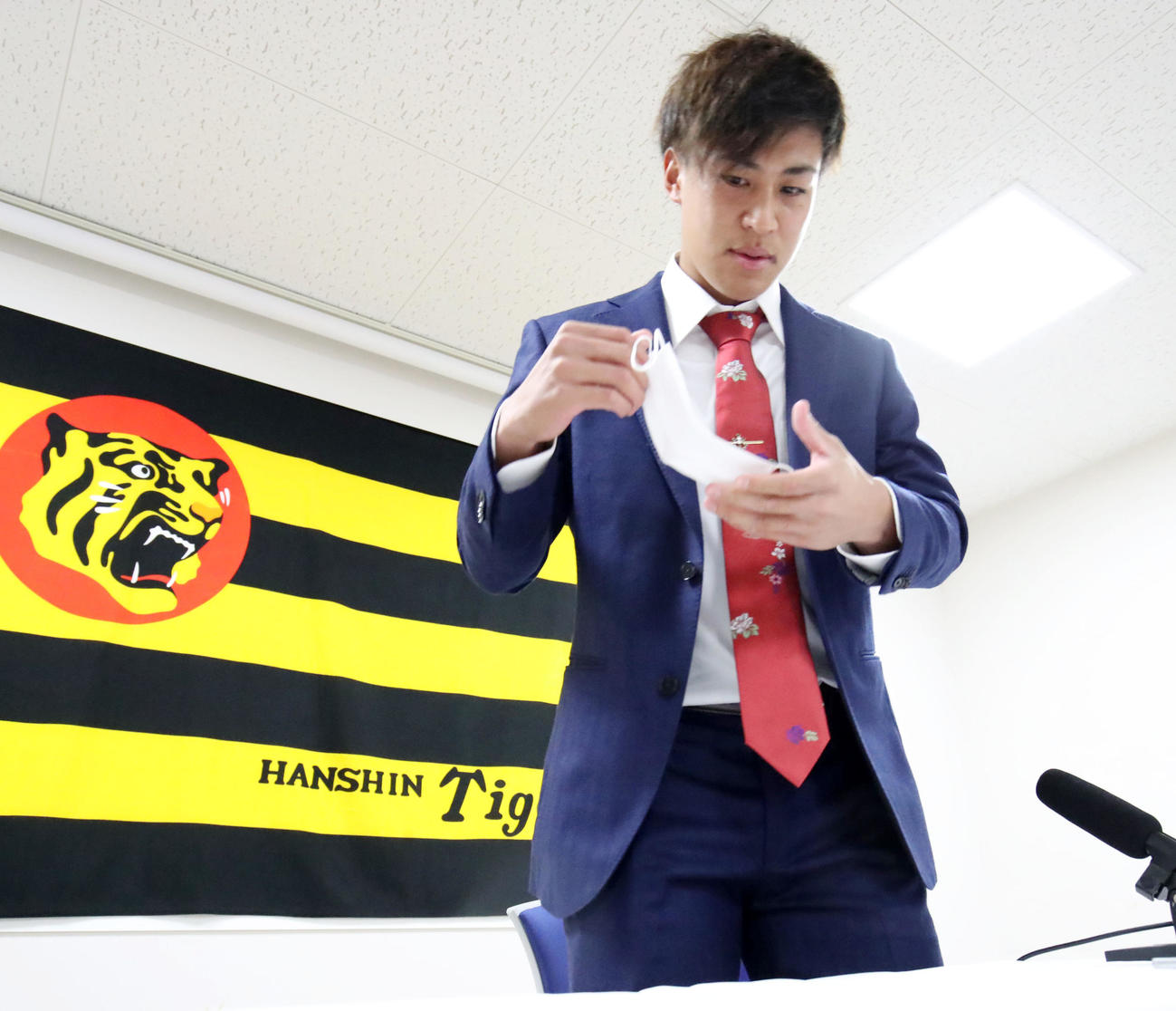 契約更改を終え会見場でマスクをはずす植田（撮影・加藤哉）